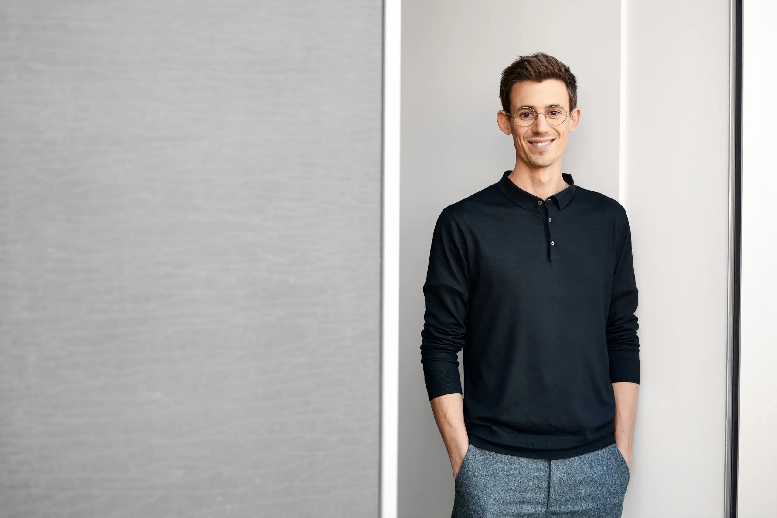 Corporate Teamfotografie Dresden – Mitarbeiter bei der Zusammenarbeit im Büro