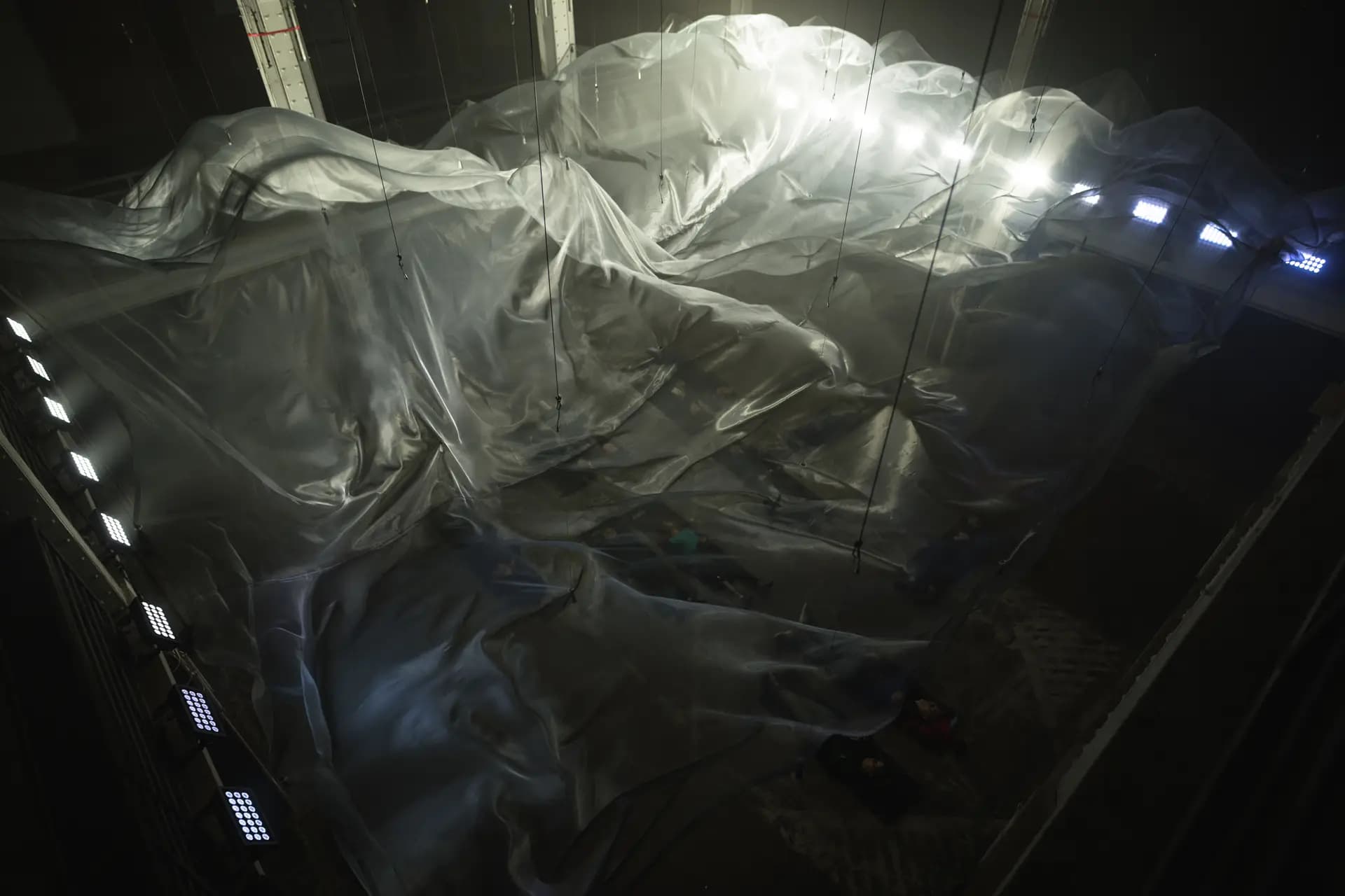 Abschlussansicht der Darkrooms Vertical Ausstellung Berlin – Kunstfotografie von Carsten Beier