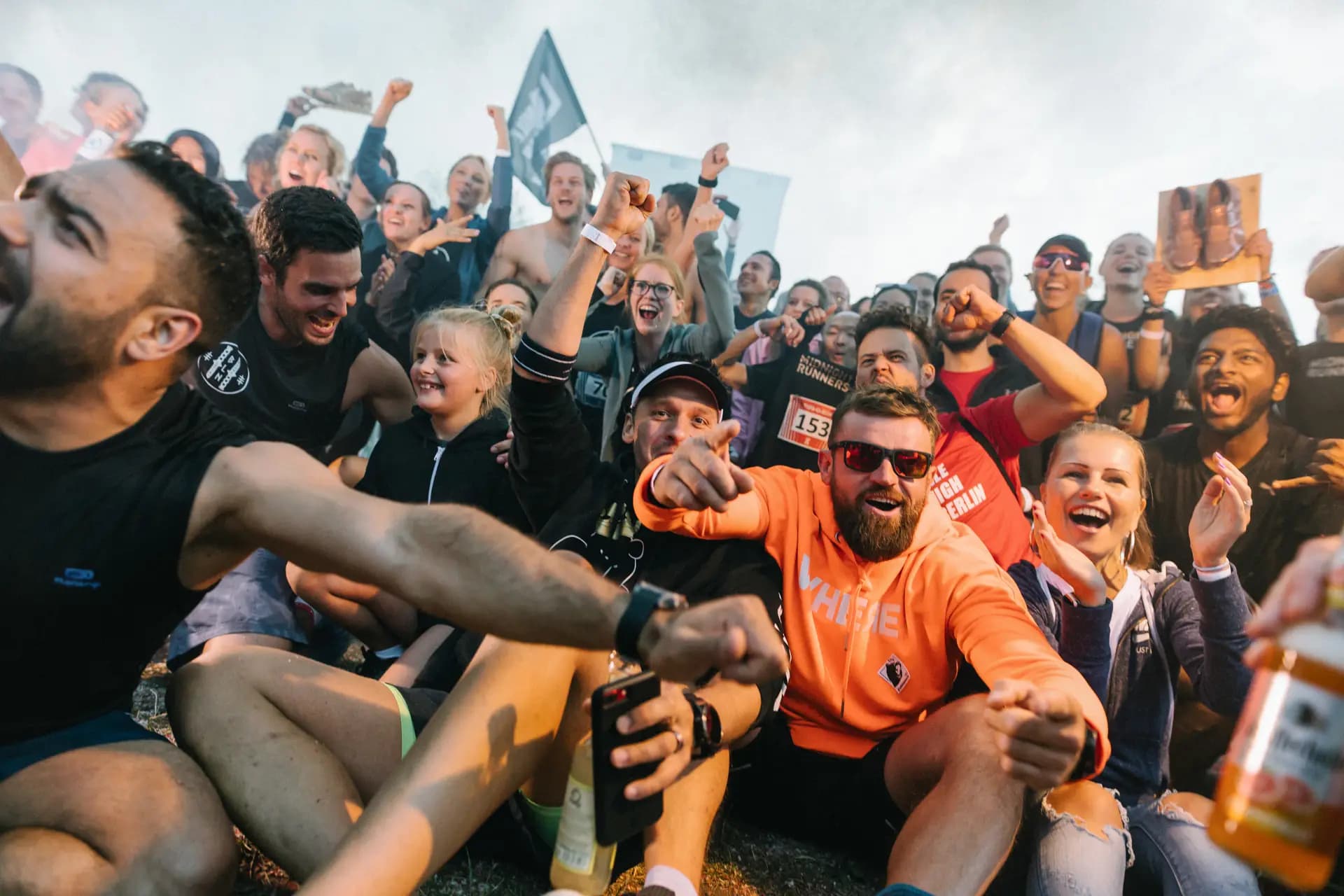 Abschlussbild aller Teams beim ON Running Tug-O-Run Berlin – Eventfotografie von Carsten Beier