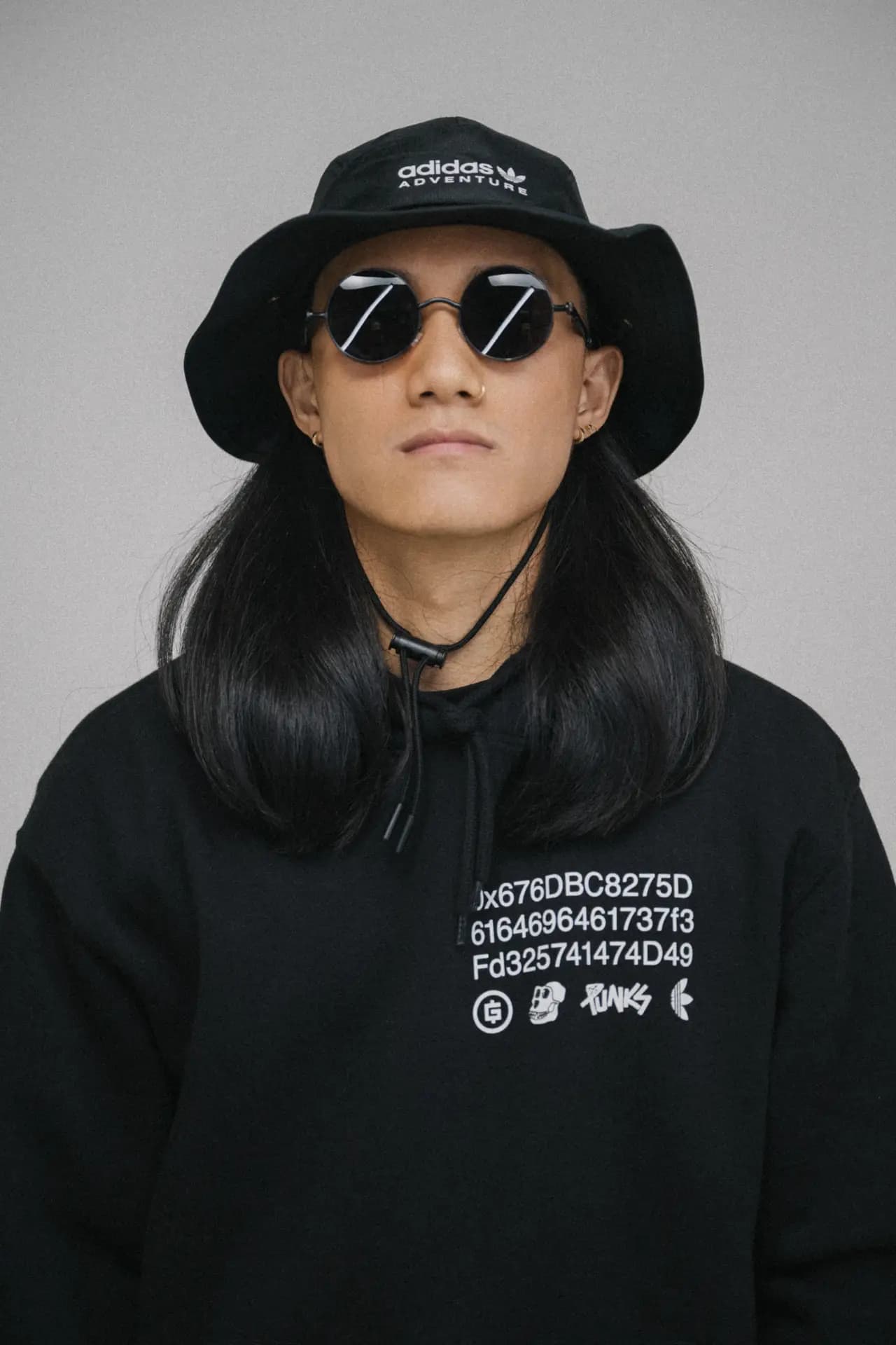 Adidas Into The Metaverse Tracksuit mit BAYC-Design im Studio, Kampagnenfotografie von Carsten Beier