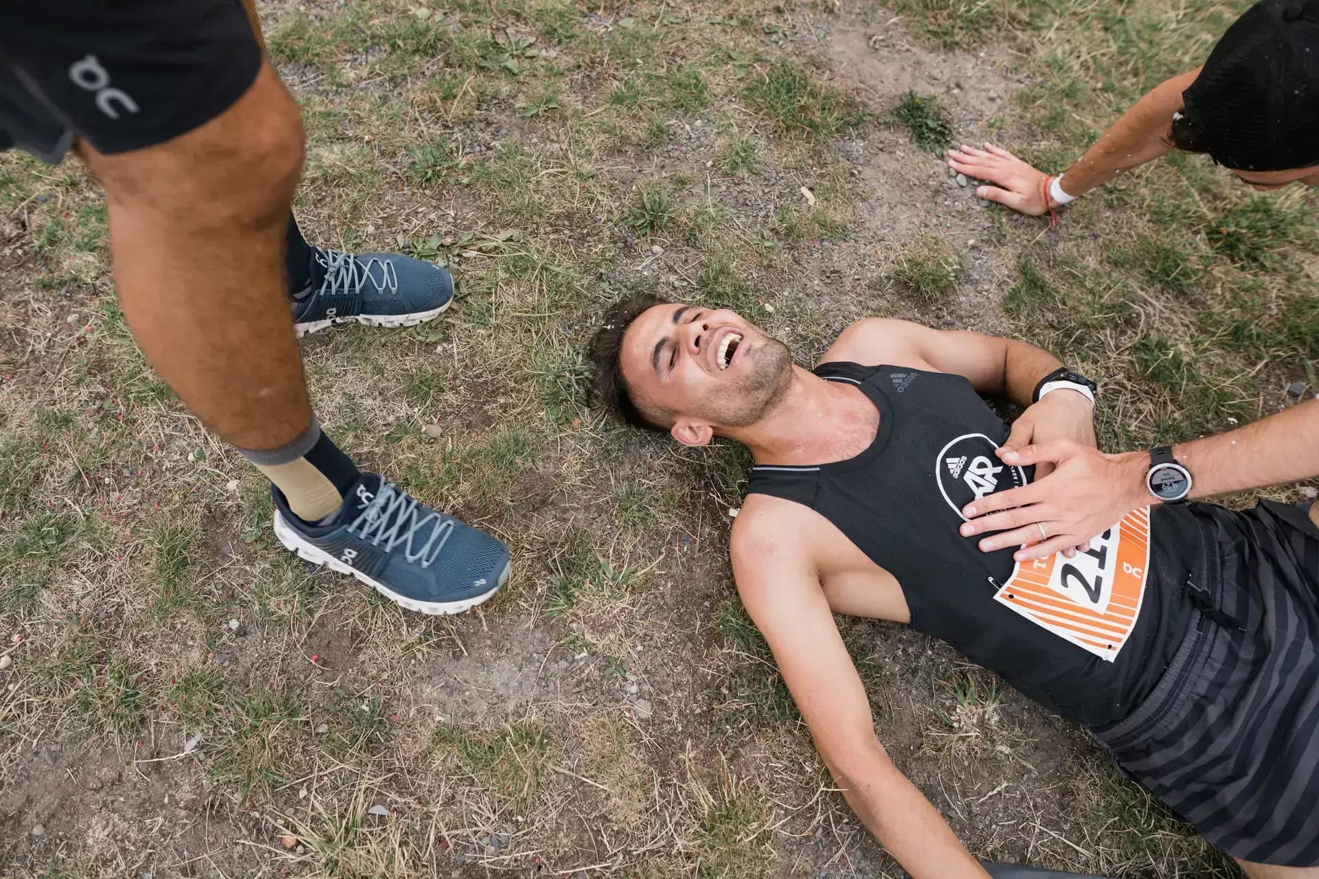 Athleten im Kopf-an-Kopf-Rennen beim ON Running Tug-O-Run Berlin von Carsten Beier