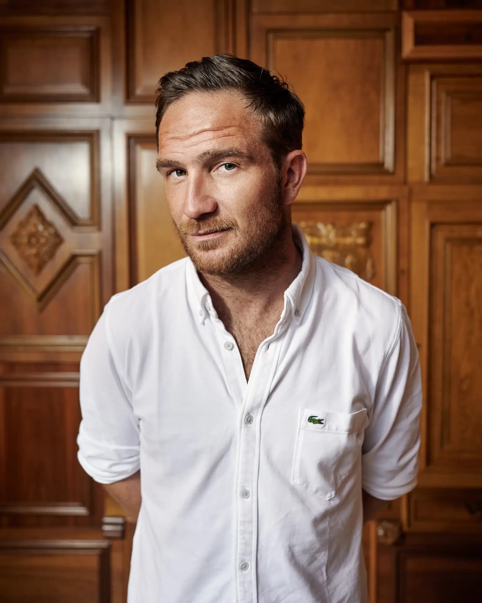 Ausdrucksstarkes Portrait von Schauspieler Frederick Lau in Berlin, Fotografie von Carsten Beier