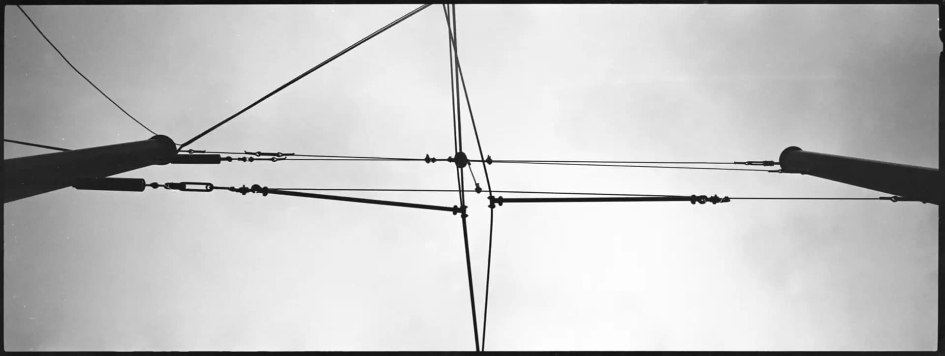 Berlinlines – Skater im Panoramaformat, analoge Skateboard-Fotografie auf Kodak Tri-X 400 von Carsten Beier