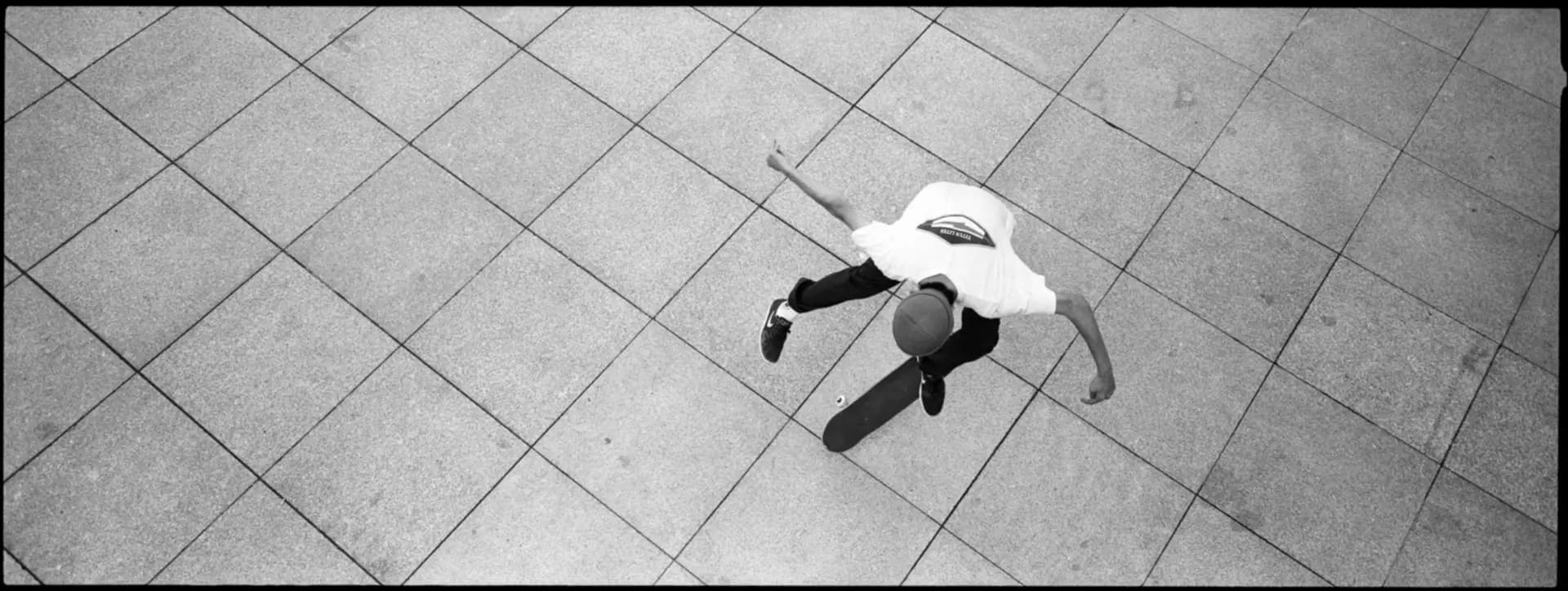 Berlinlines – Skater an urbanem Spot, analoge Schwarzweiß-Fotografie von Carsten Beier