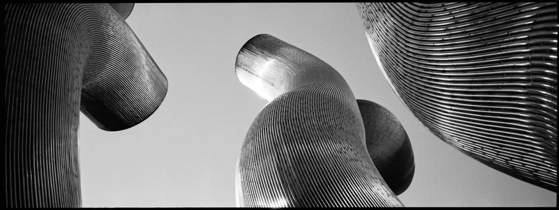 Berlinlines – Skater und Architektur, analoge Panorama-Fotografie von Carsten Beier