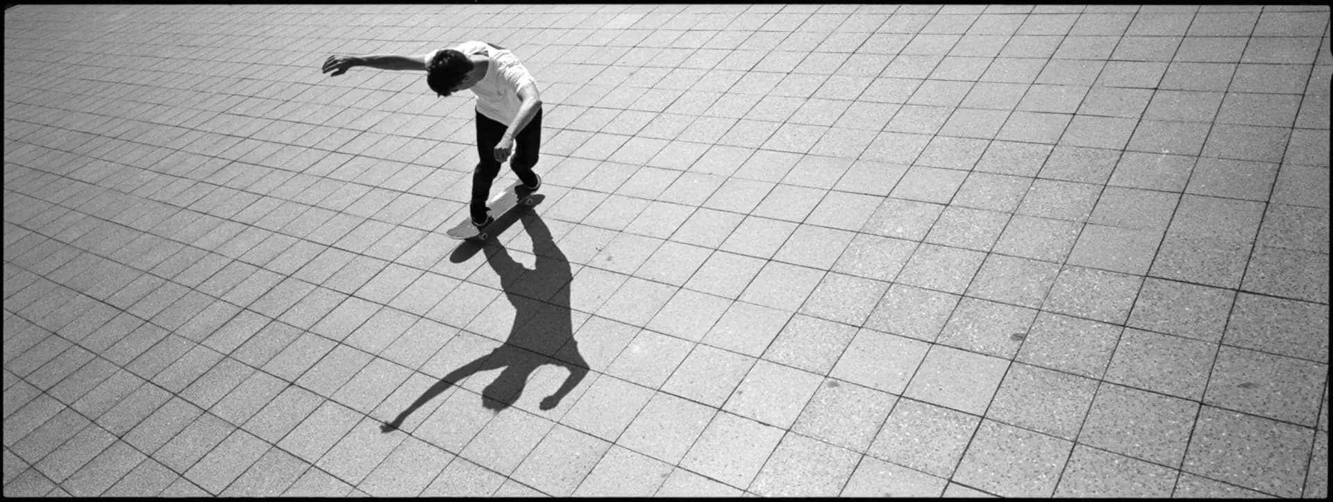 Berlinlines – Skateboarding in Berlin, Schwarzweiß-Analogfotografie von Carsten Beier