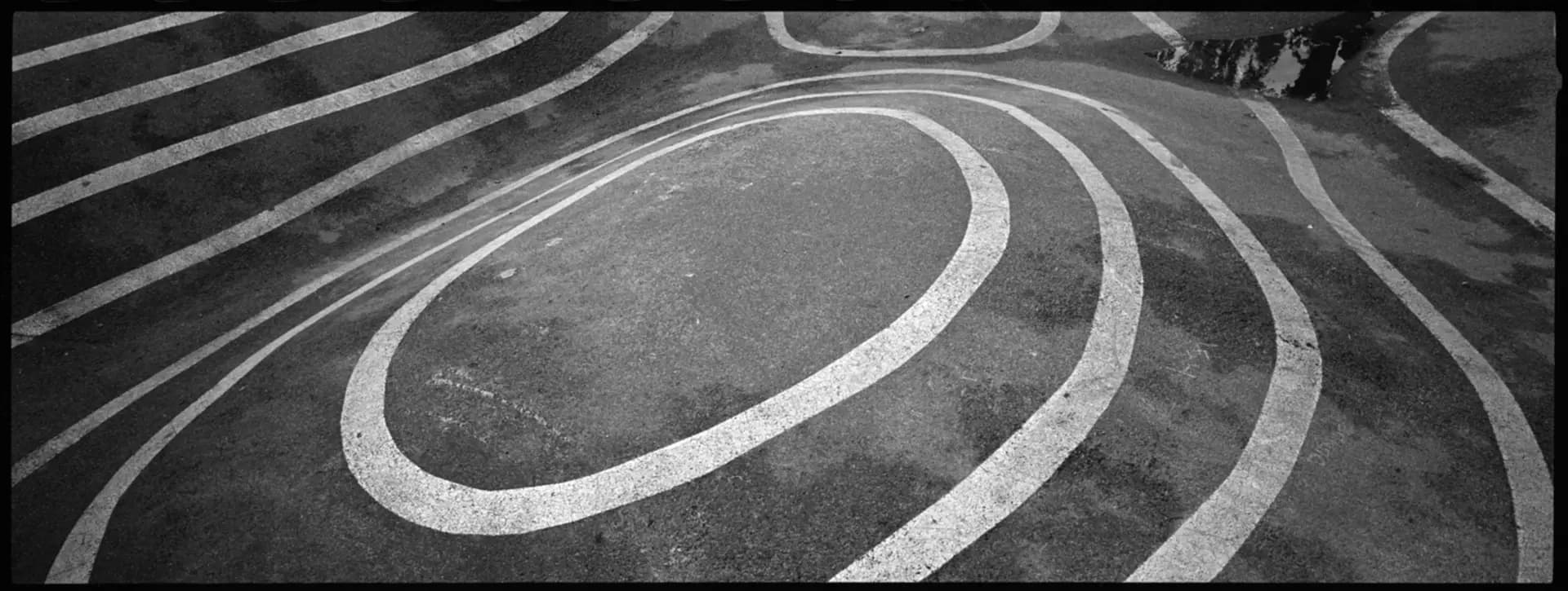 Berlinlines – Skateboarding und Linien der Stadt, analoge Fotografie von Carsten Beier