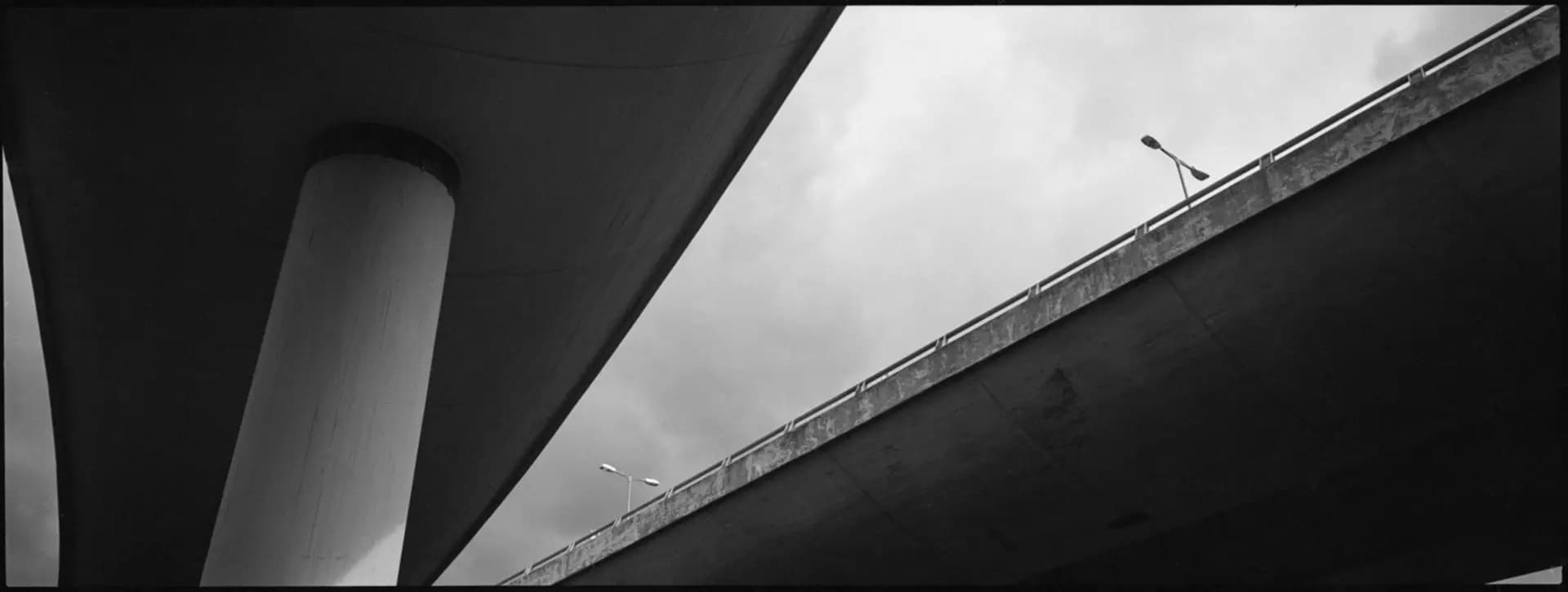 Berlinlines – Skater an Kante, Hasselblad XPan Panorama-Fotografie von Carsten Beier