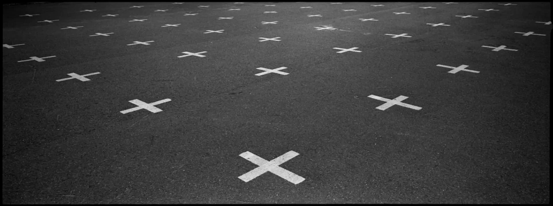 Berlinlines – Skateboard-Trick im Panoramaformat, Schwarzweiß-Analog von Carsten Beier