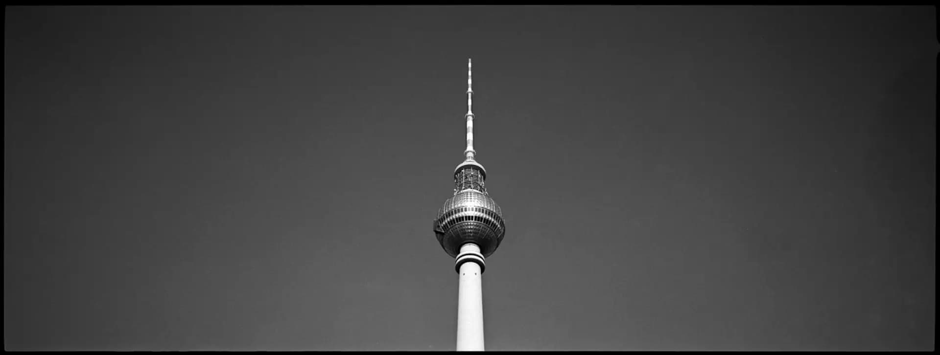 Berlinlines – Skater im Panorama, analoge Schwarzweiß-Serie von Carsten Beier