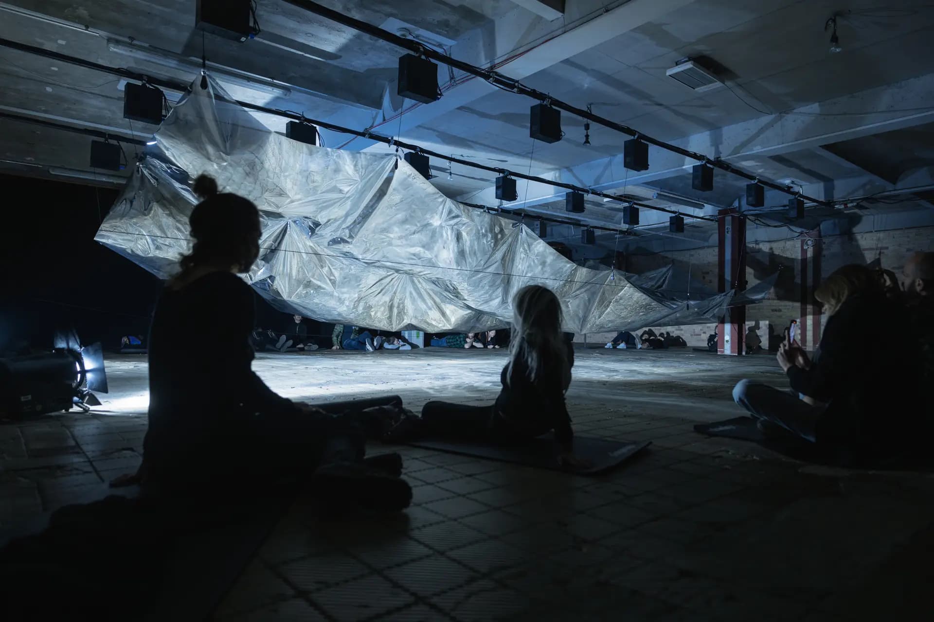 Besucher im Gegenlicht der Darkrooms Vertical Installation Berlin von Carsten Beier