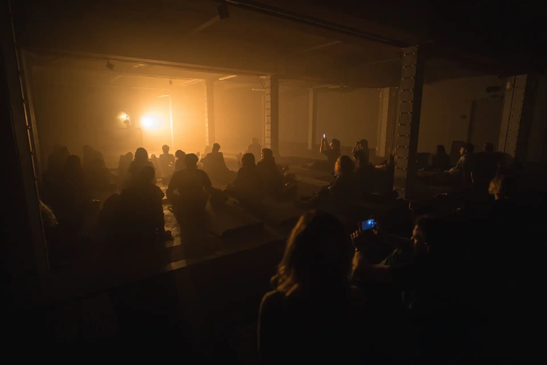 Besucher vor einer Meeressimulation in der Darkrooms Vertical Ausstellung Berlin von Carsten Beier
