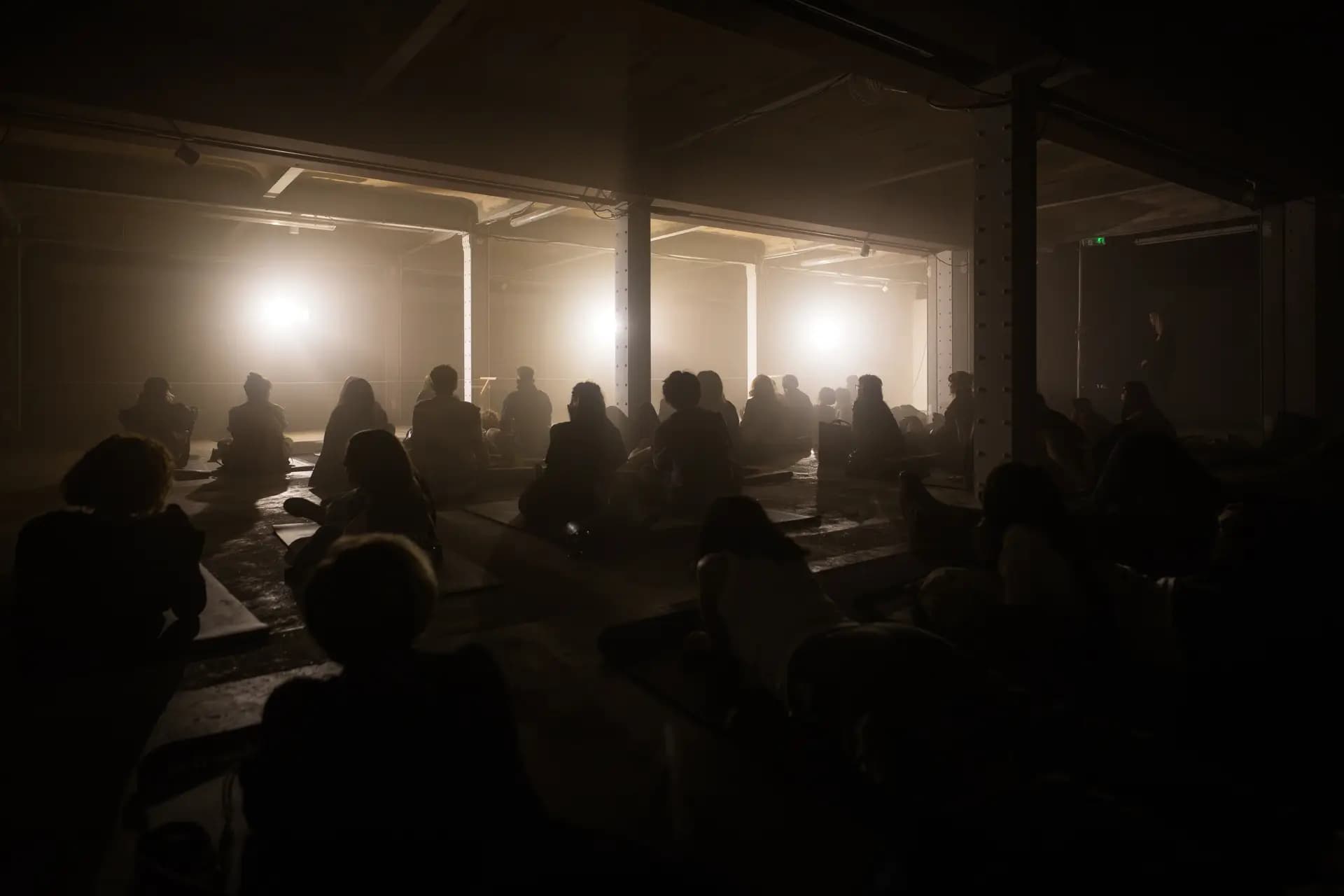 Besucher erleben die Sturminstallation in den Darkrooms Berlin, fotografiert von Carsten Beier