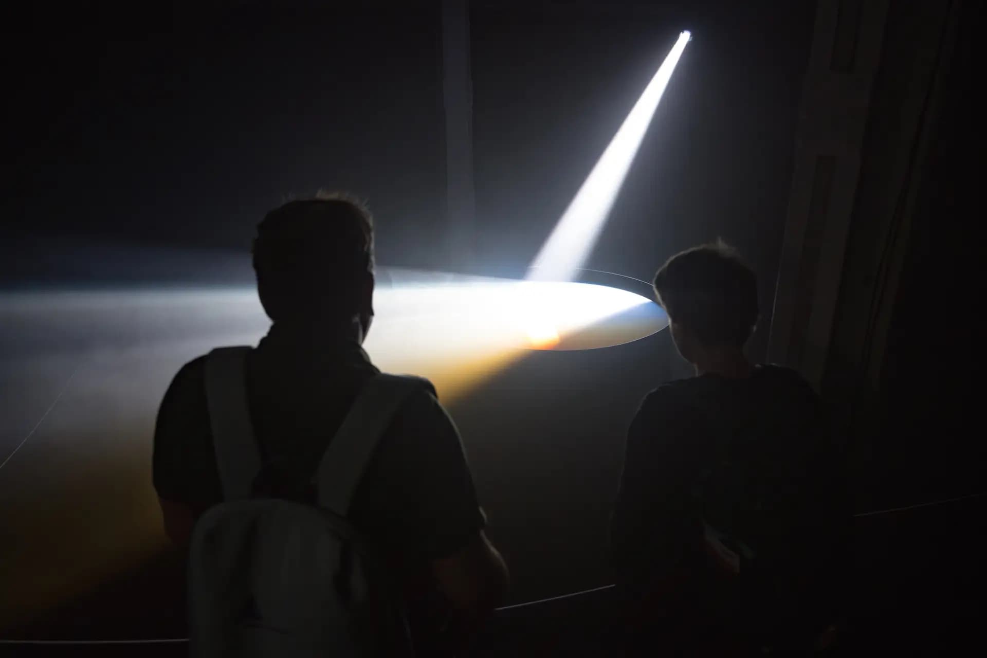 Besucherperspektive in der Boris Acket Darkrooms Ausstellung Berlin von Carsten Beier