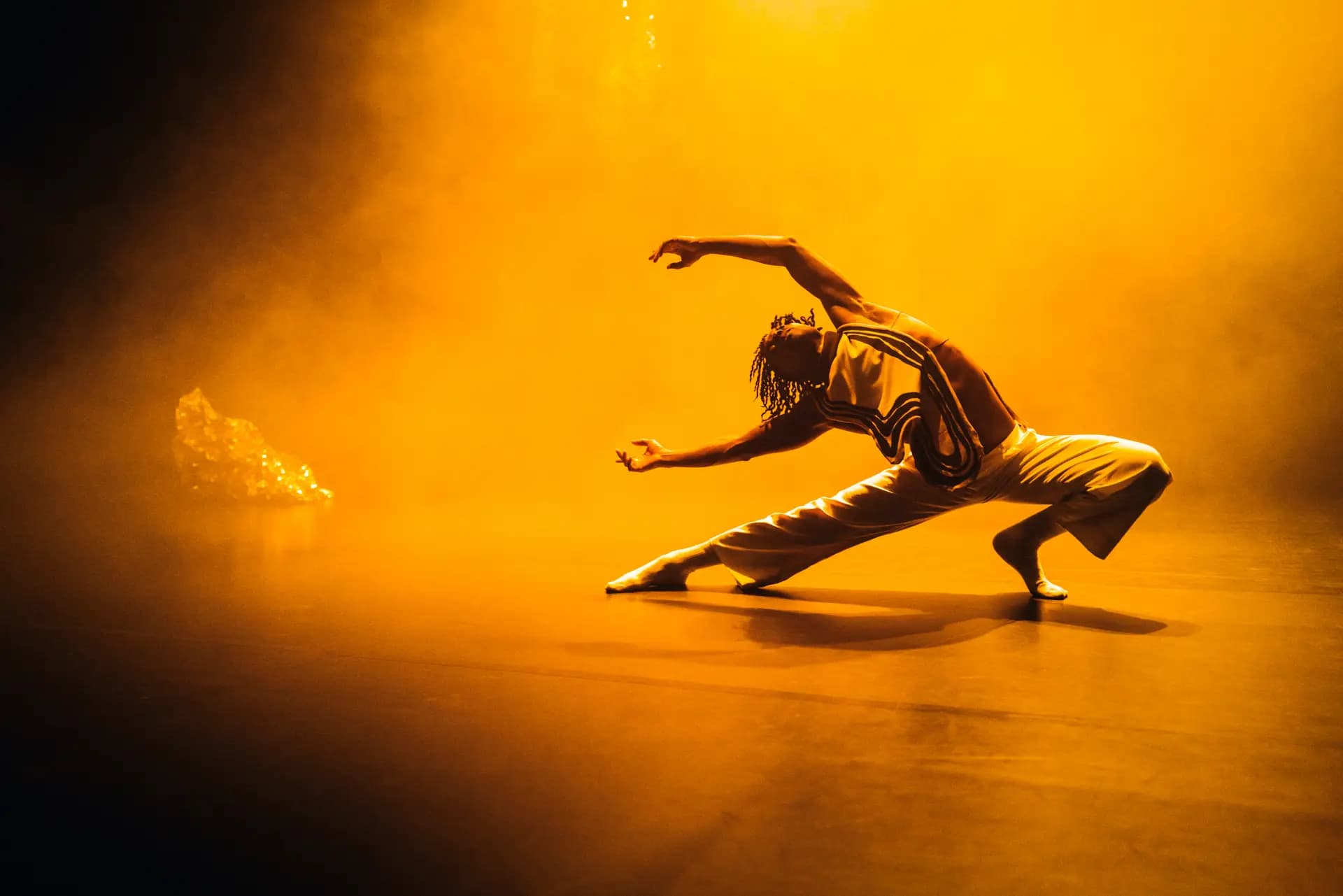 Bühnenfotografie der Demise II Performance in Hellerau – zeitgenössischer Tanz von Carsten Beier