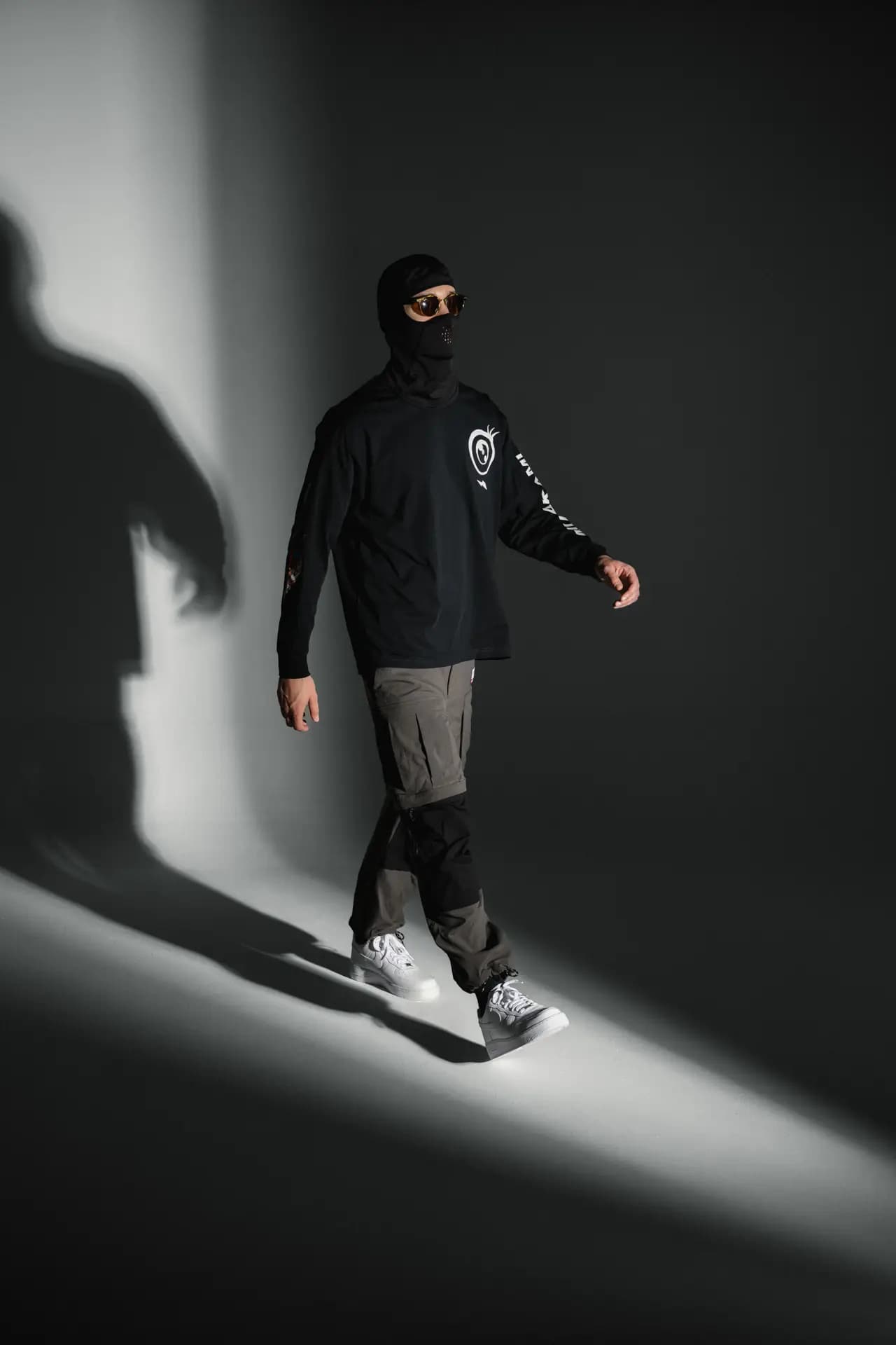 Chip-aktivierte RTFKT x Nike Jacke im Detail – Produktfotografie in Dresden von Carsten Beier