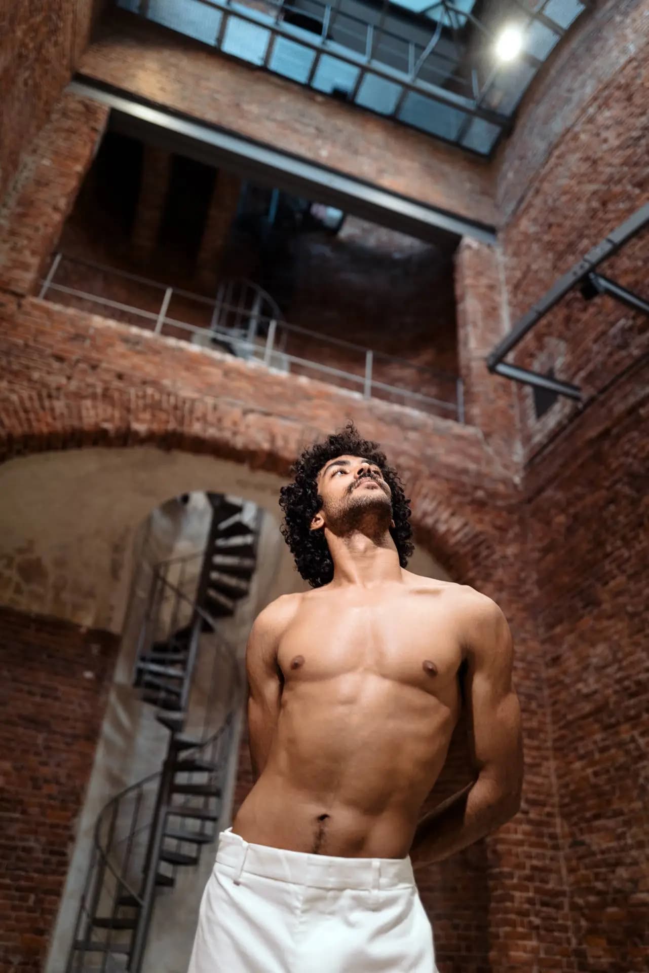 Choreografische Bewegung in Demise I am Festspielhaus Hellerau – Performancefotografie von Carsten Beier