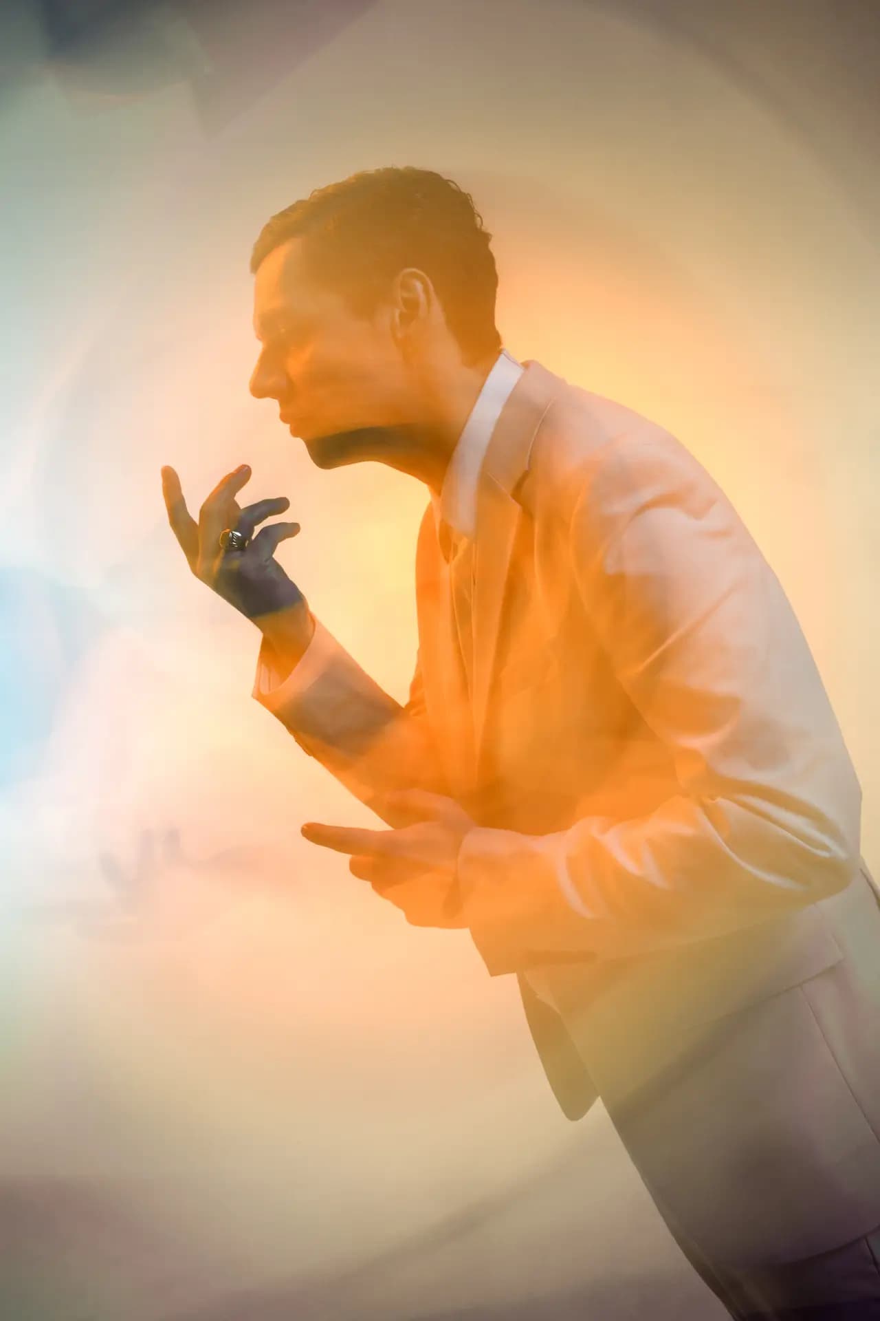 Christian Friedel in ausdrucksstarker Pose – Dorian Projekt Portraitfotografie Dresden von Carsten Beier