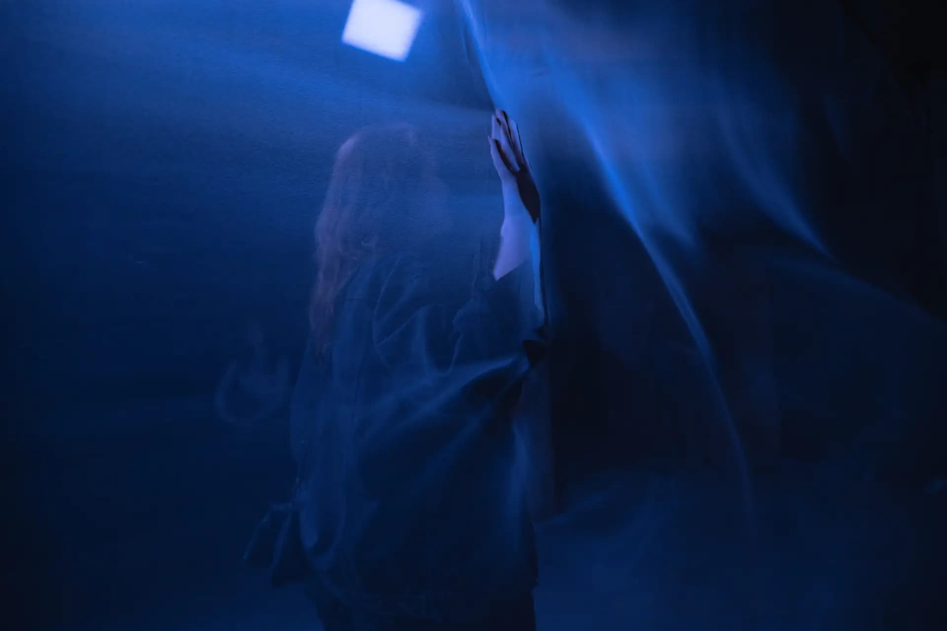 Detailaufnahme einer Lichtkunst-Installation bei Boris Acket Darkrooms Berlin von Carsten Beier