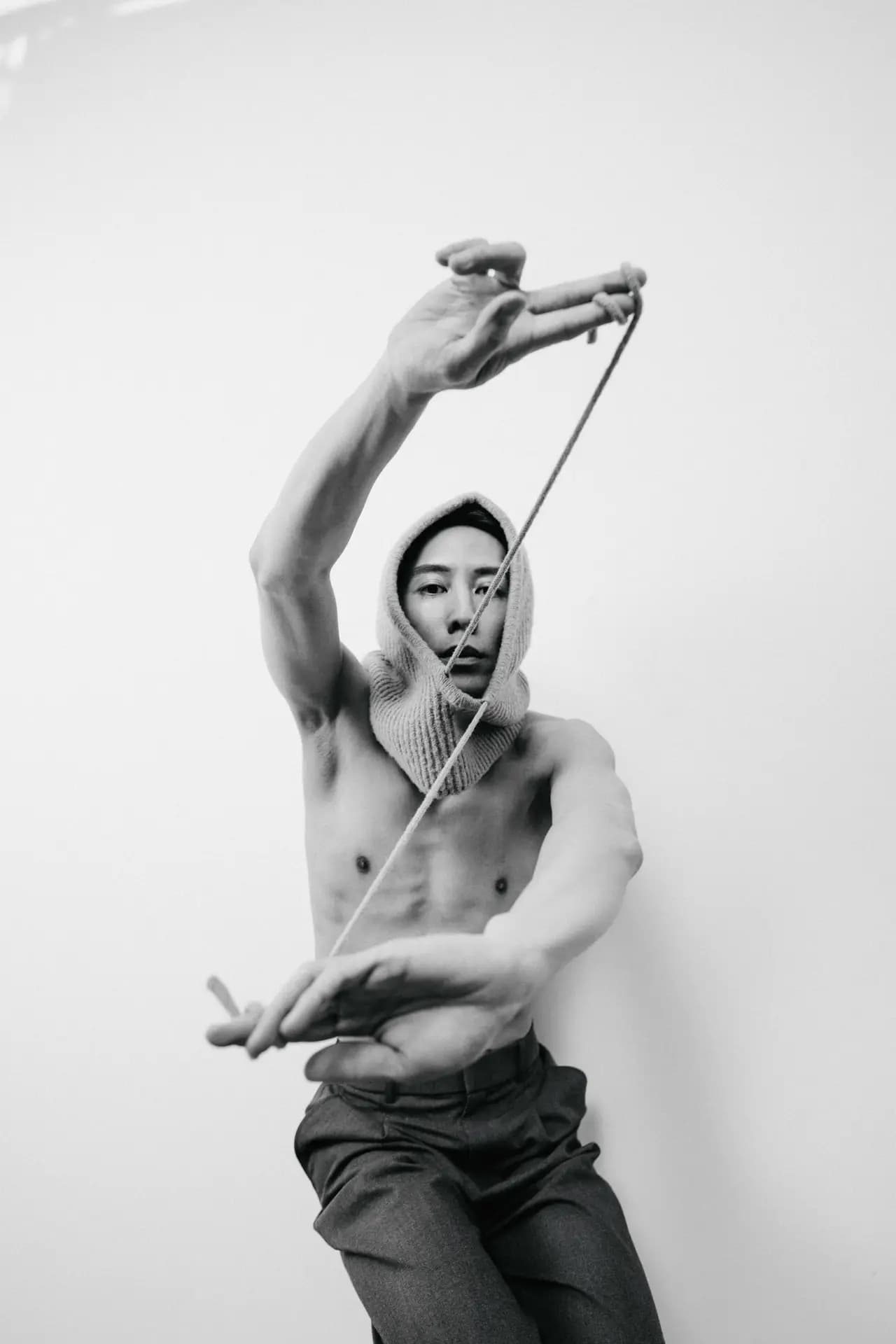 Detailaufnahme von Tänzer Tuan Ly in dramatischer Beleuchtung, Studioportrait Carsten Beier Dresden