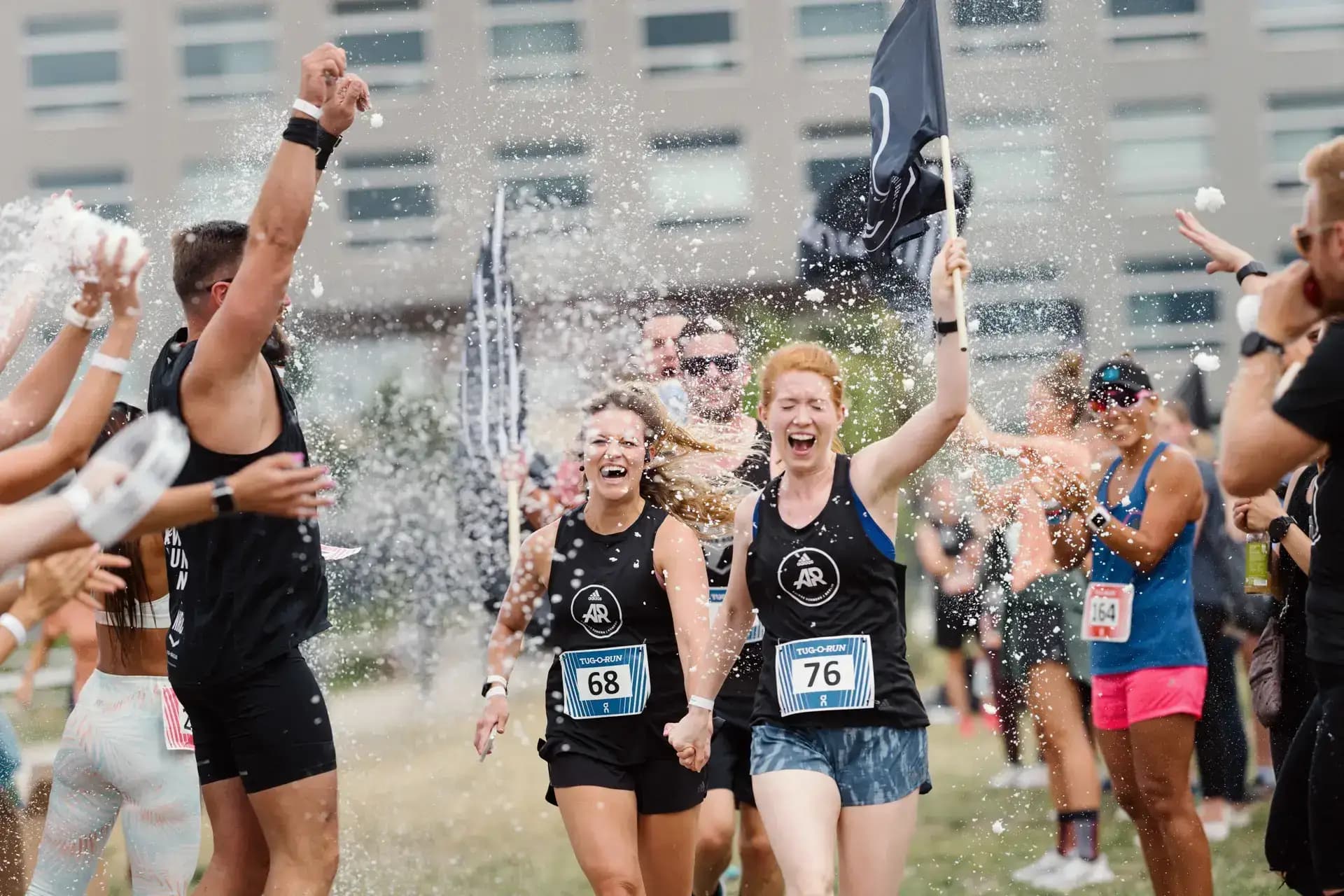 Dynamische Bewegungsaufnahme beim ON Running Tug-O-Run Rennen in Berlin von Carsten Beier