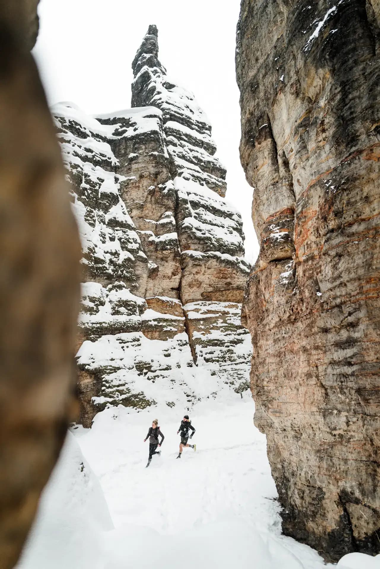 Dynamische Trailrunning-Aufnahme mit ON Cloudultra im Wald, Globetrotter Editorial Carsten Beier