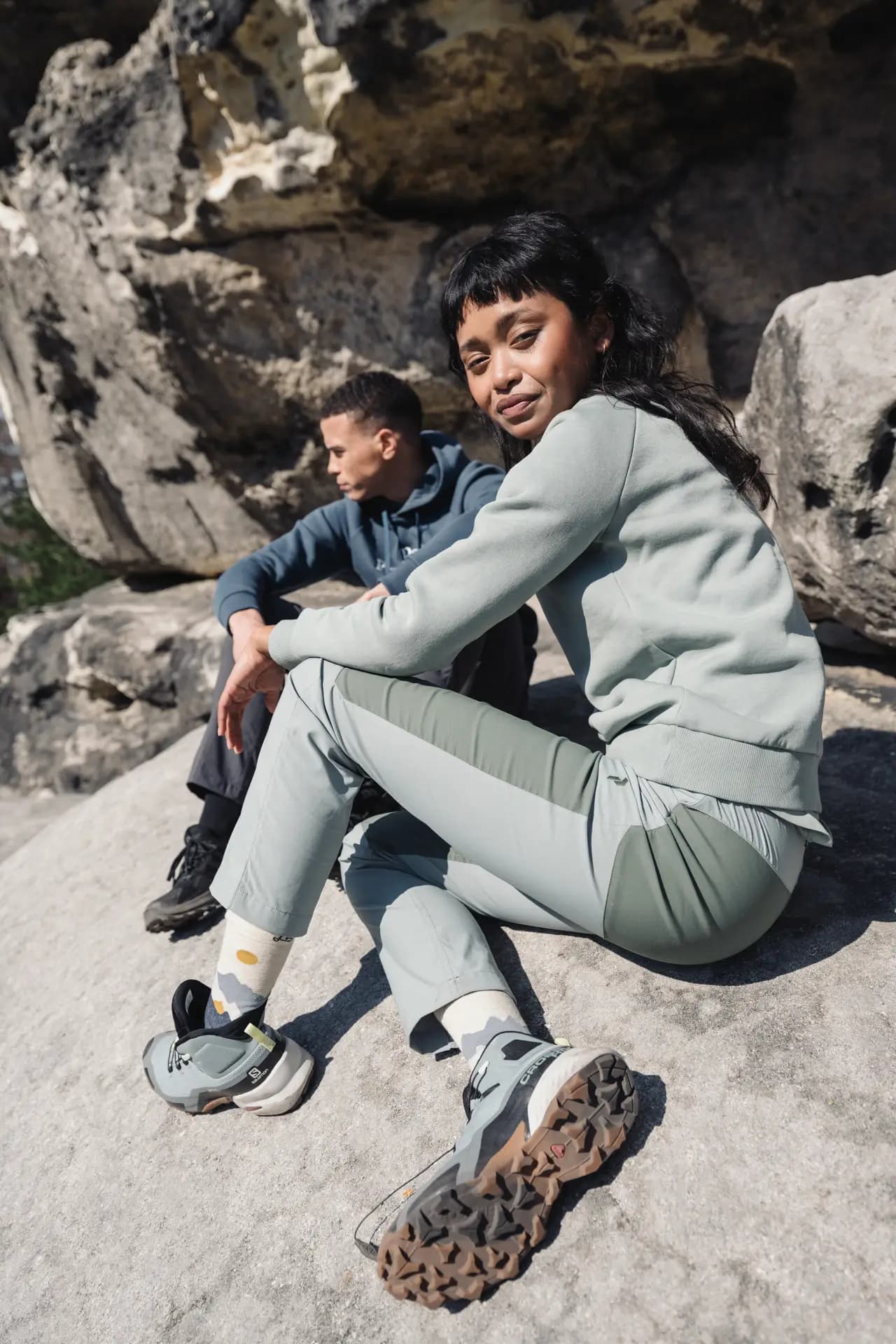 Editorial-Aufnahme der Peak Performance Kollektion vor Felskulisse der Sächsischen Schweiz von Carsten Beier