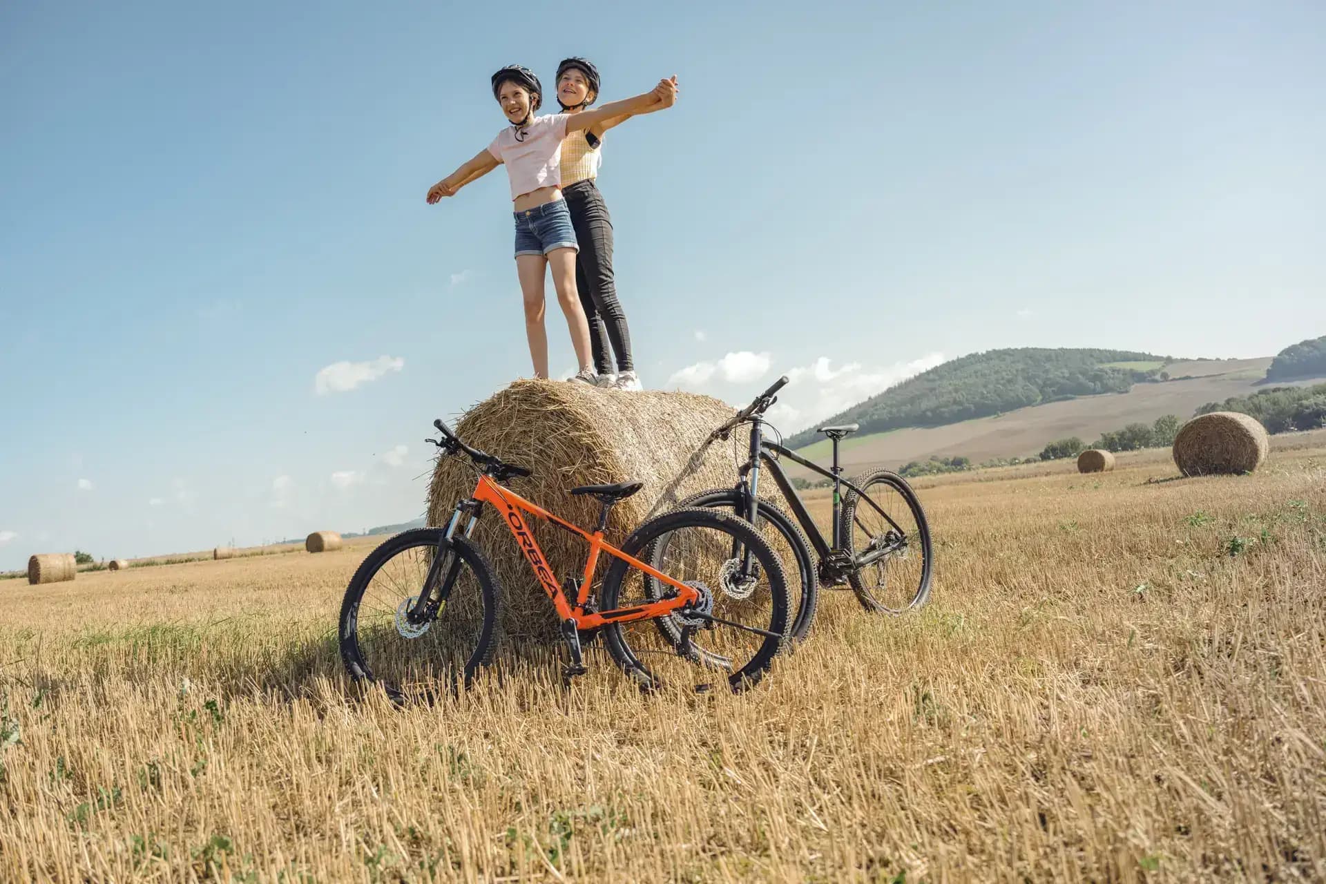 Eltern und Kinder beim Lagerfeuer in der Natur Sachsens – Fotografie von Carsten Beier