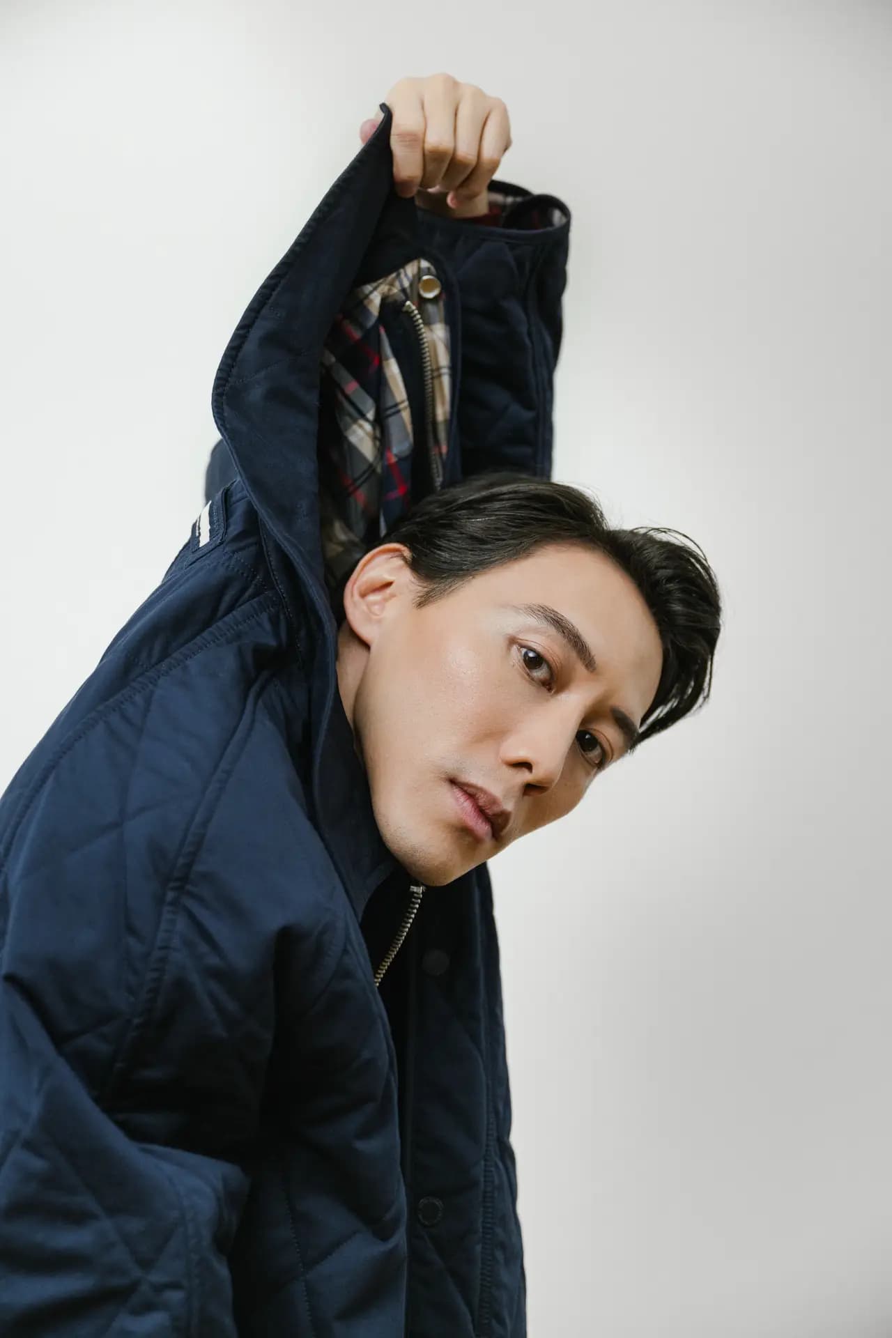 Emotionales Portrait des Tänzers Tuan Ly im Dresdner Fotostudio, aufgenommen von Carsten Beier