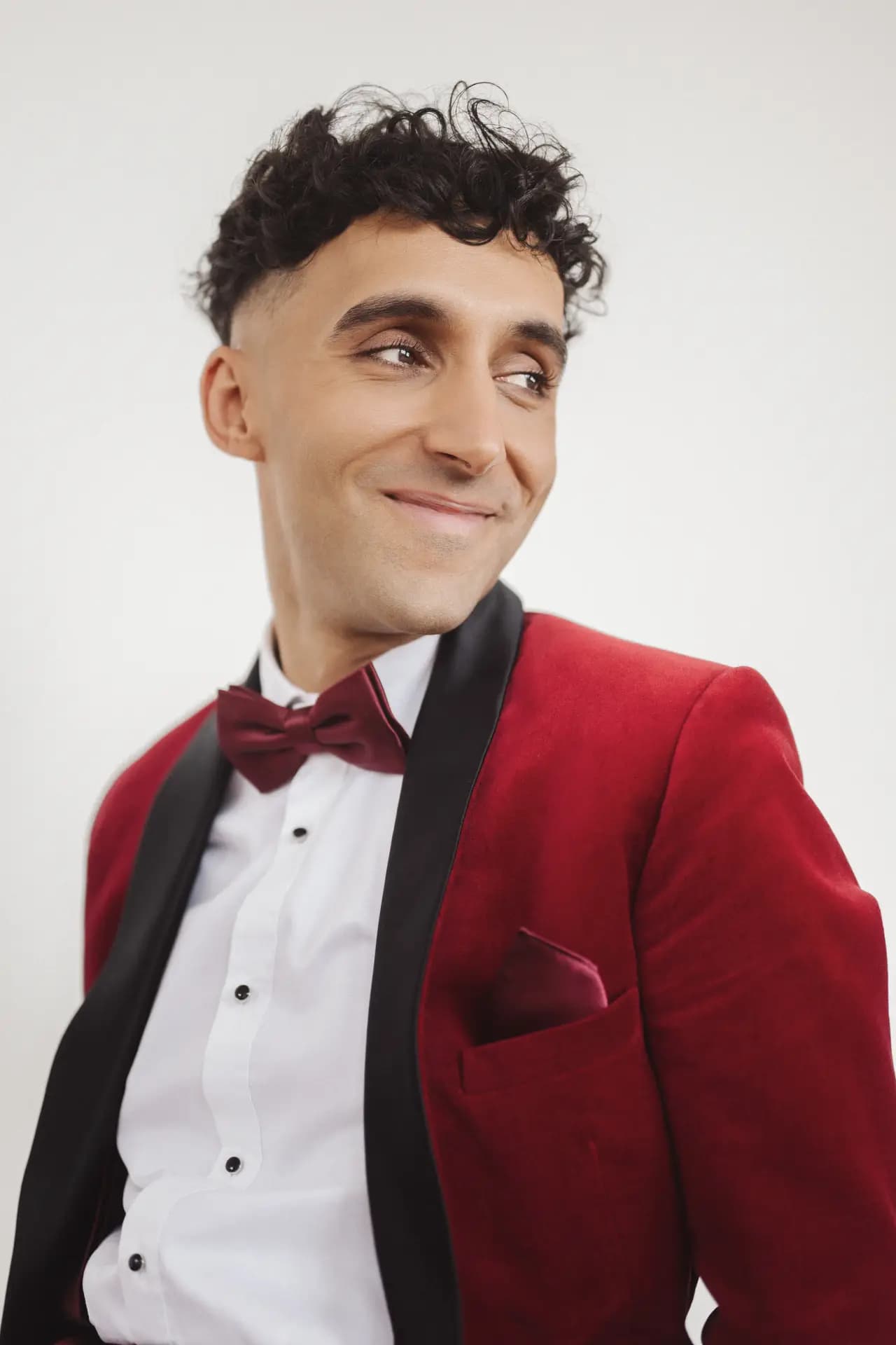 Emotionales Portrait von Tatort-Schauspieler Yassin Trabelsi im Studio, aufgenommen von Carsten Beier