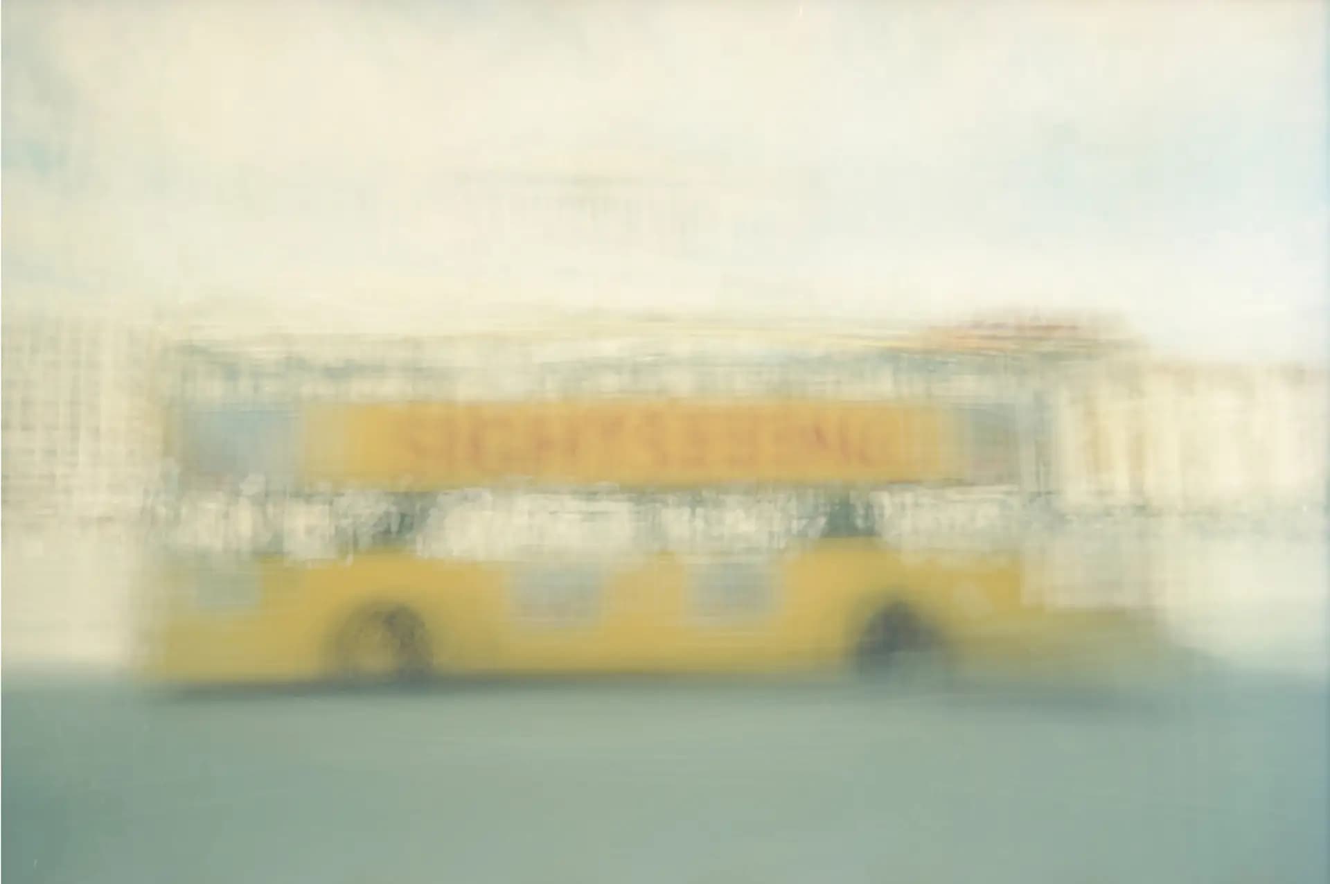 Essenz – Bus in Dresden, analoge Mehrfachbelichtung von Carsten Beier