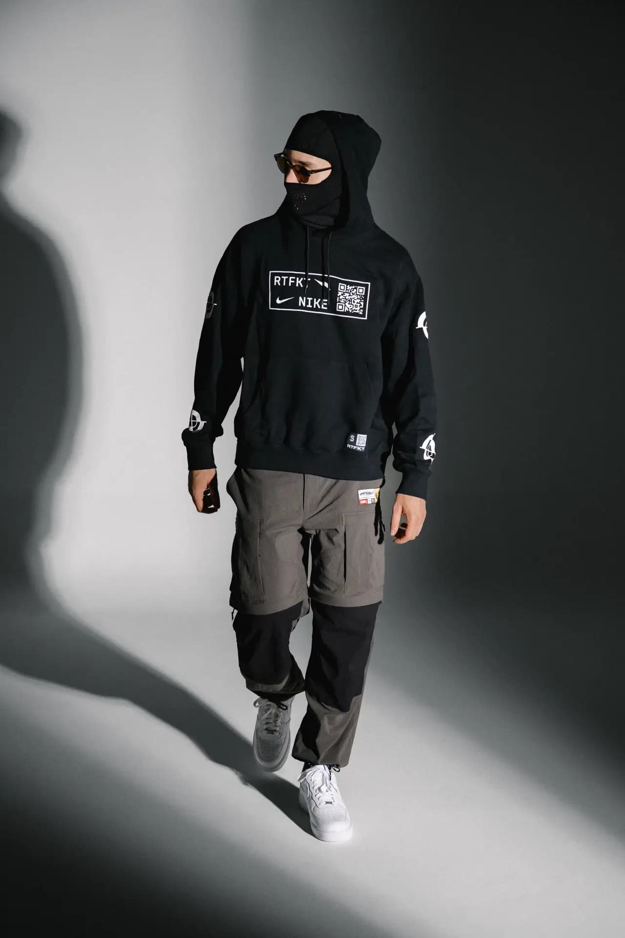 Fabian Catoni präsentiert RTFKT x Nike Sneaker und Accessoires – Studiofotografie von Carsten Beier in Dresden