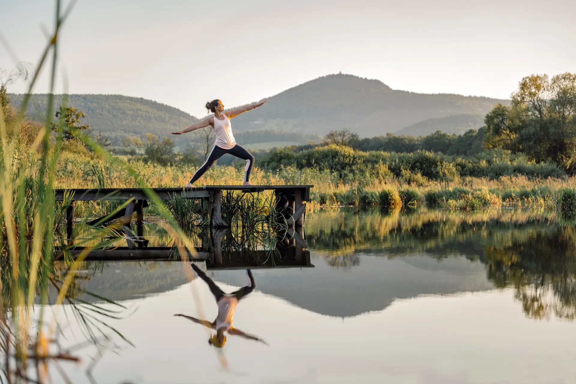 Familie genießt den Ausblick über die Elbe in Sachsen – Tourismus Fotografie von Carsten Beier
