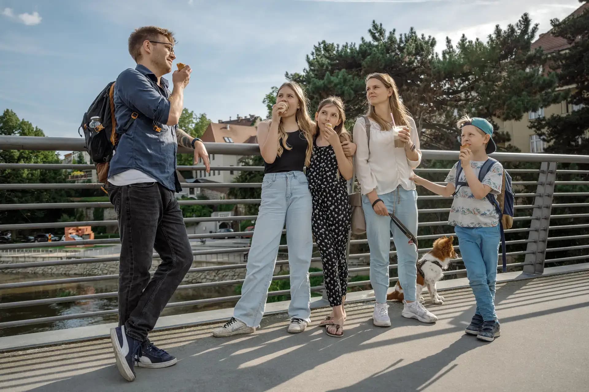 Familie auf einer Aussichtsplattform in der Sächsischen Schweiz, fotografiert von Carsten Beier