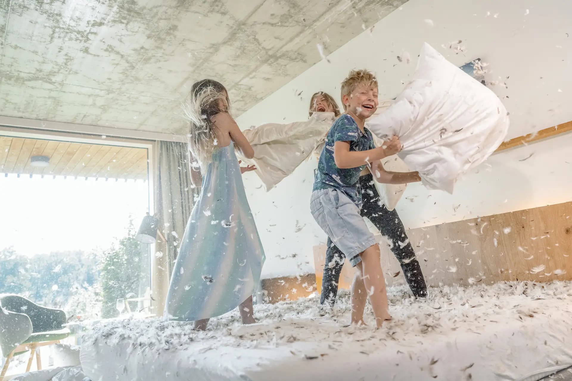 Familie auf einem Feldweg in der sächsischen Landschaft – Kampagnenfoto von Carsten Beier