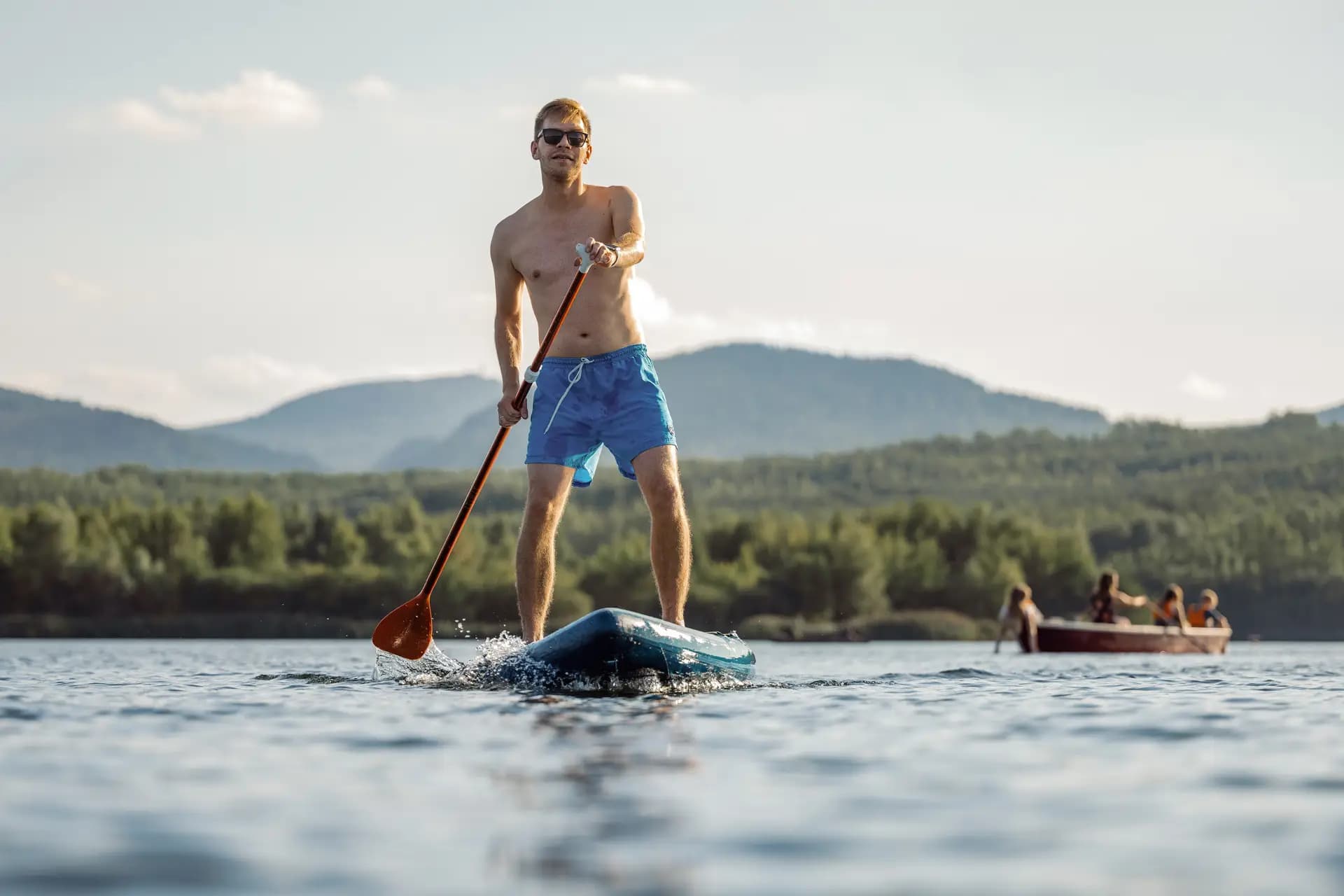 Familie entdeckt ein Museum in Sachsen – kulturelle Werbefotografie von Carsten Beier