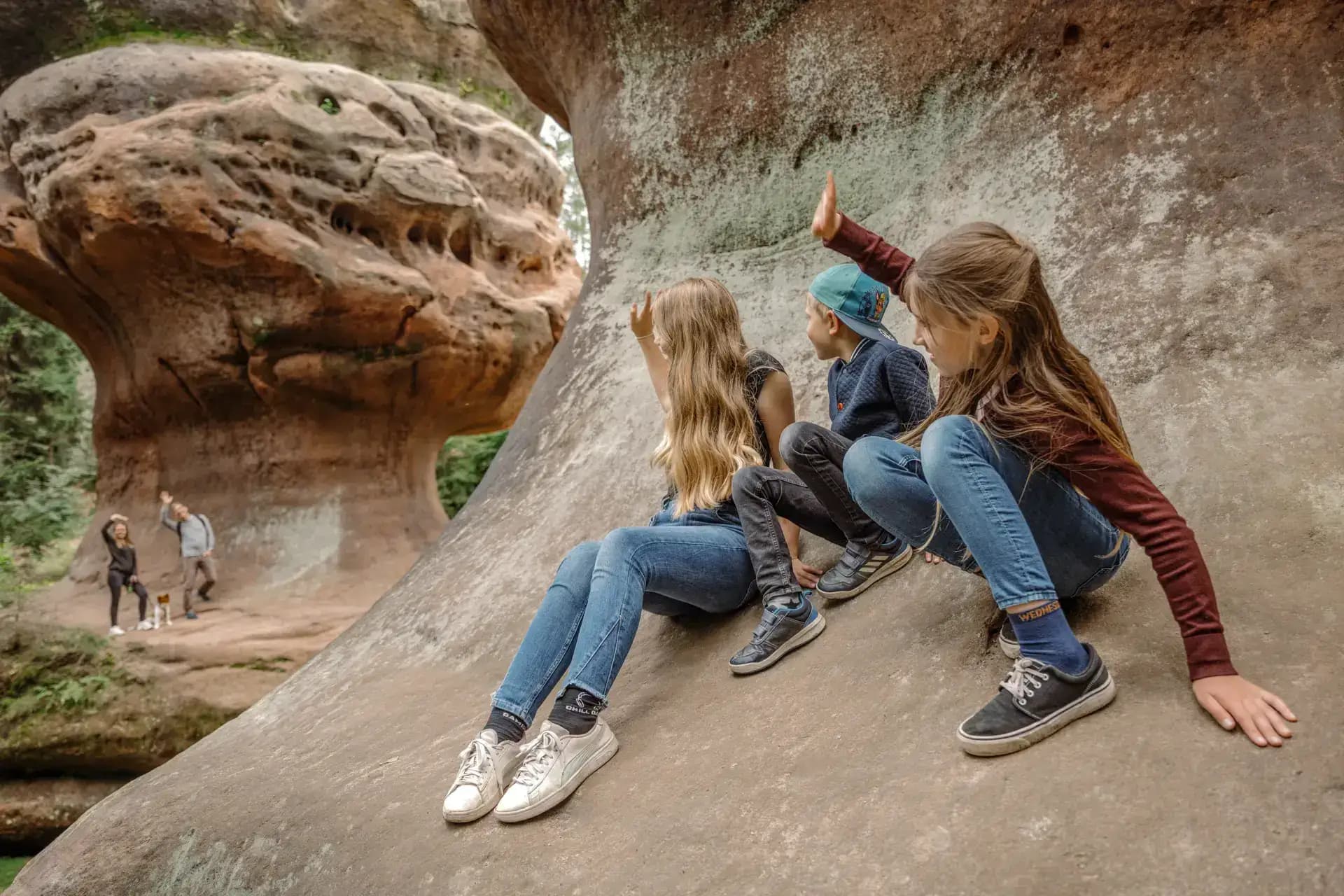 Familienwanderung entlang eines Bachlaufs in Sachsen – Tourismus Fotografie von Carsten Beier