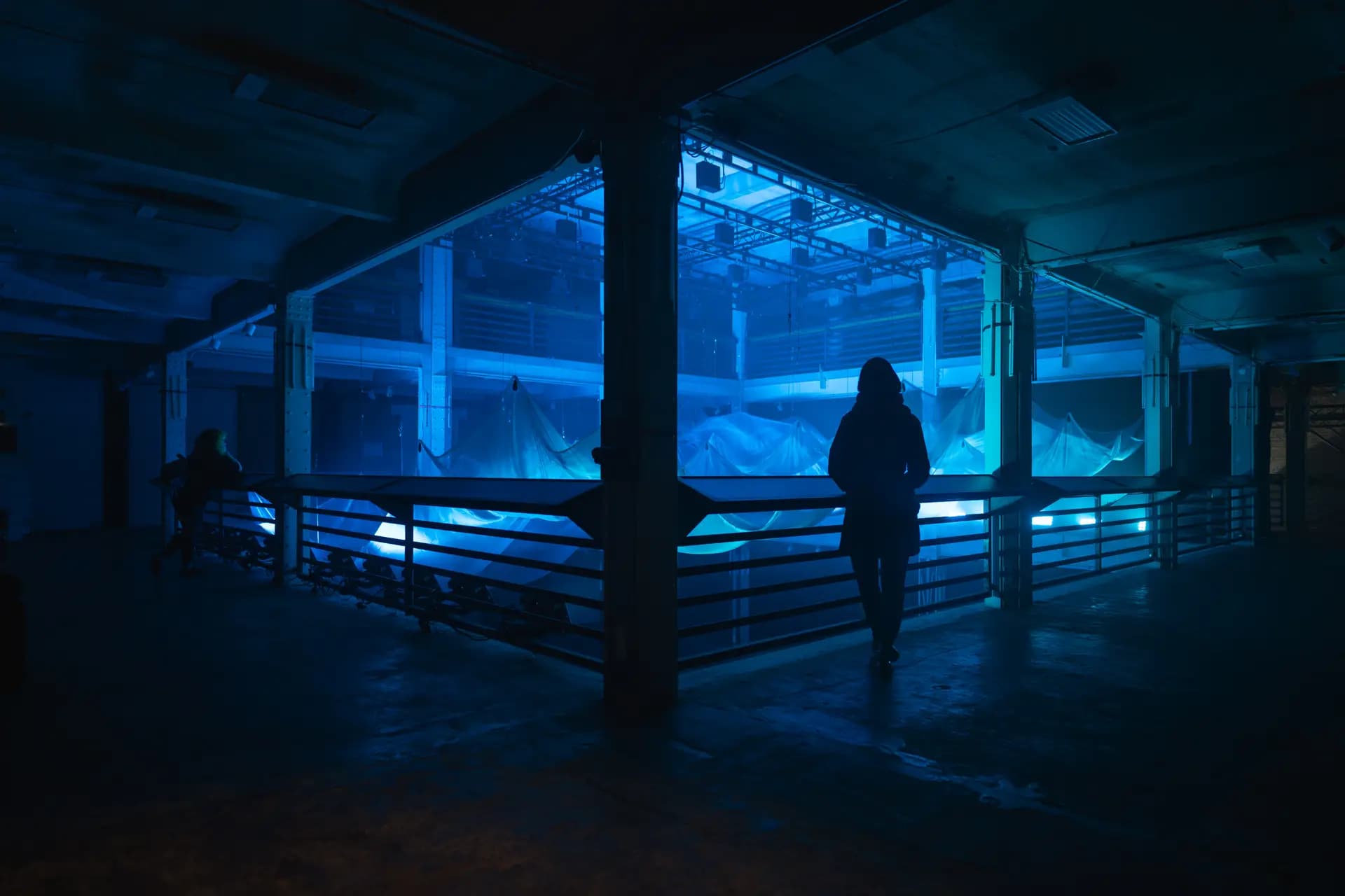 Farbspiel der Lichtinstallation bei The Darkrooms Vertical Berlin, fotografiert von Carsten Beier