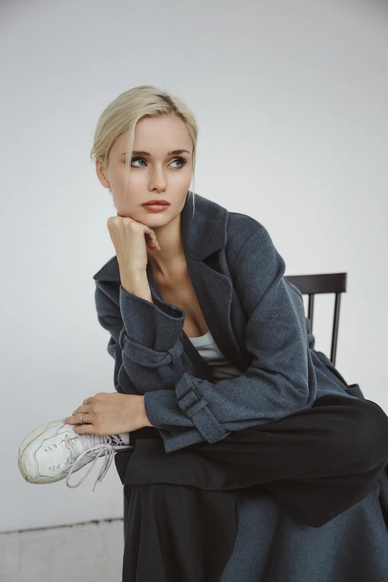 Fashion-Editorial mit Model Jessie im natürlichen Studiolicht Leipzig von Carsten Beier