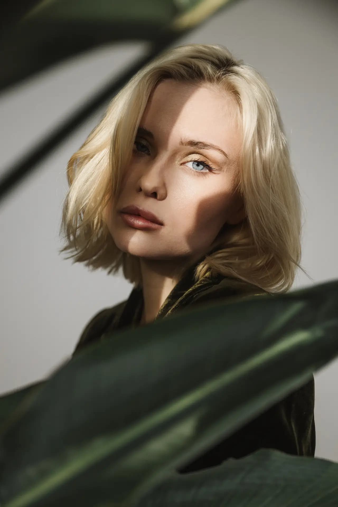 Fashion-Portrait Jessie mit natürlichem Licht im Studio Leipzig, Fotograf Carsten Beier