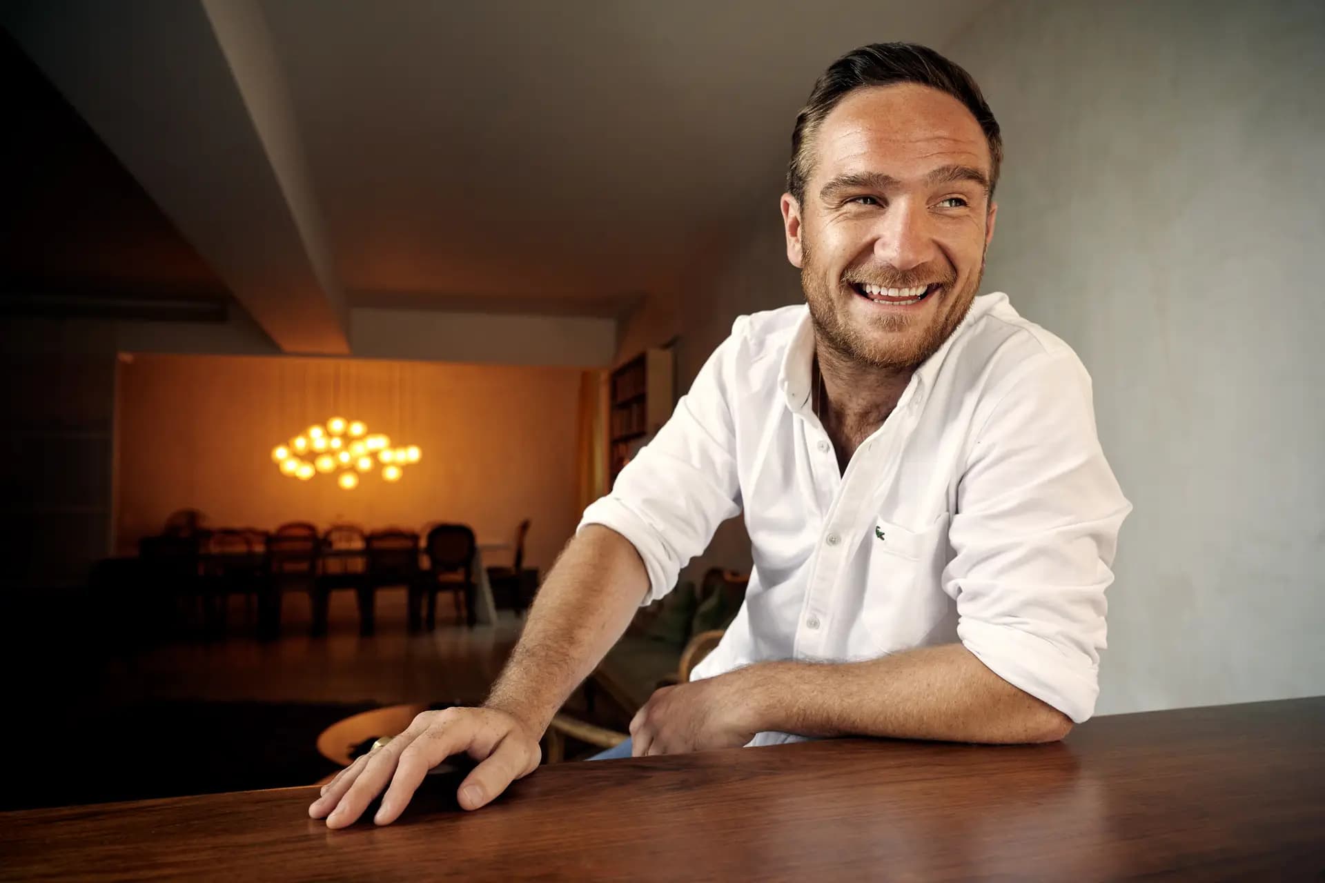 Frederick Lau in lässiger Pose im Berliner Michelberger Hotel – Portraitfotografie Carsten Beier