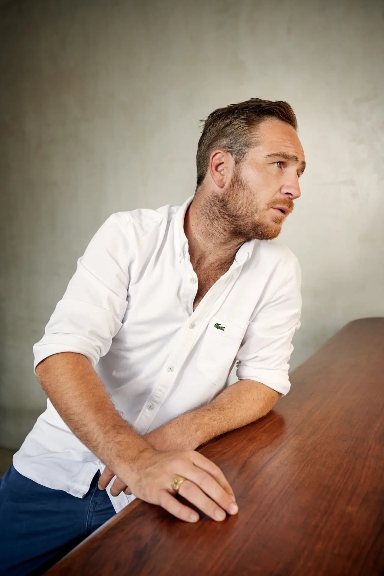 Frederick Lau im natürlichen Licht des Michelberger Hotels Berlin – Portraitfoto von Carsten Beier