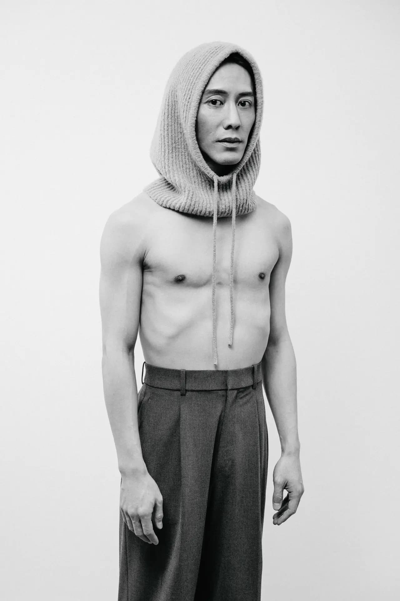 Ganzkörperportrait von Tänzer Tuan Ly der Landesbühnen Sachsen, fotografiert von Carsten Beier