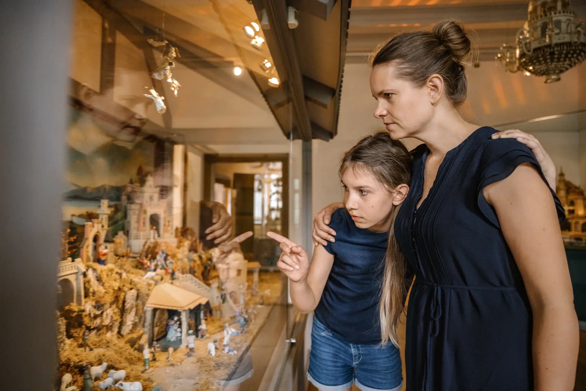 Gemeinsames Kochen der Familie im Ferienhaus in Sachsen – Kampagnenfoto von Carsten Beier