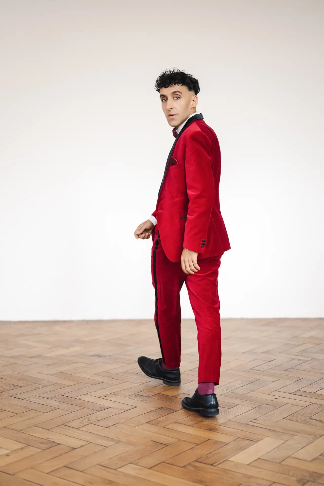 Halbkörperportrait von Schauspieler Yassin Trabelsi im Studio Dresden, Fotografie von Carsten Beier