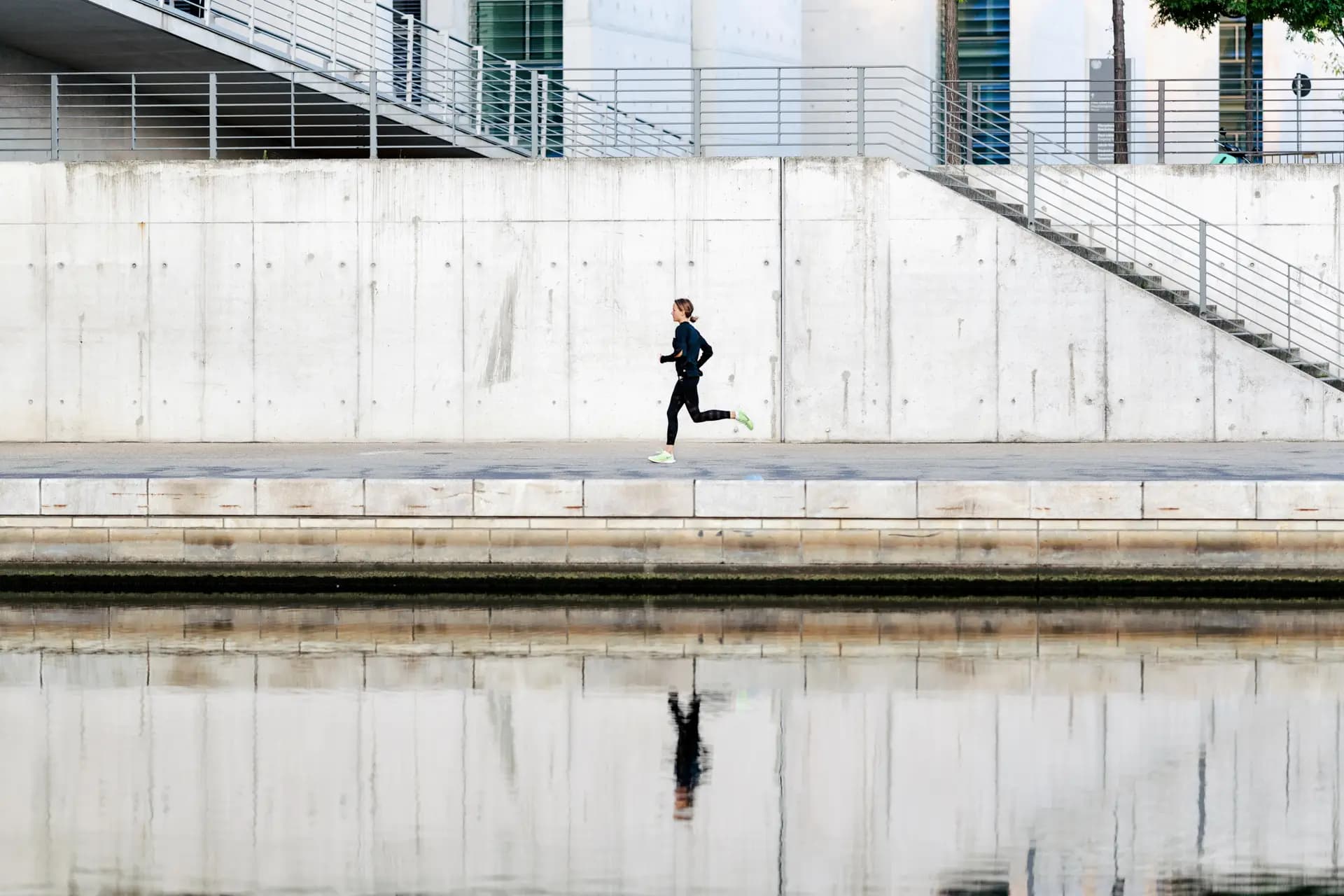 Heidrun und Valentin Pfeil Zieleinlauf beim Training in Berlin, Nike Fotografie von Carsten Beier