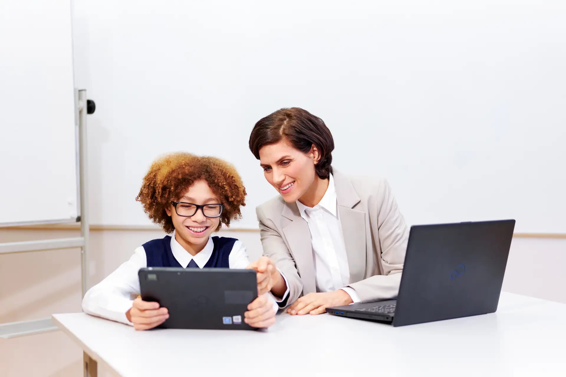 Interaktion im Klassenzimmer für die Fujitsu Bildungskampagne Berlin von Carsten Beier