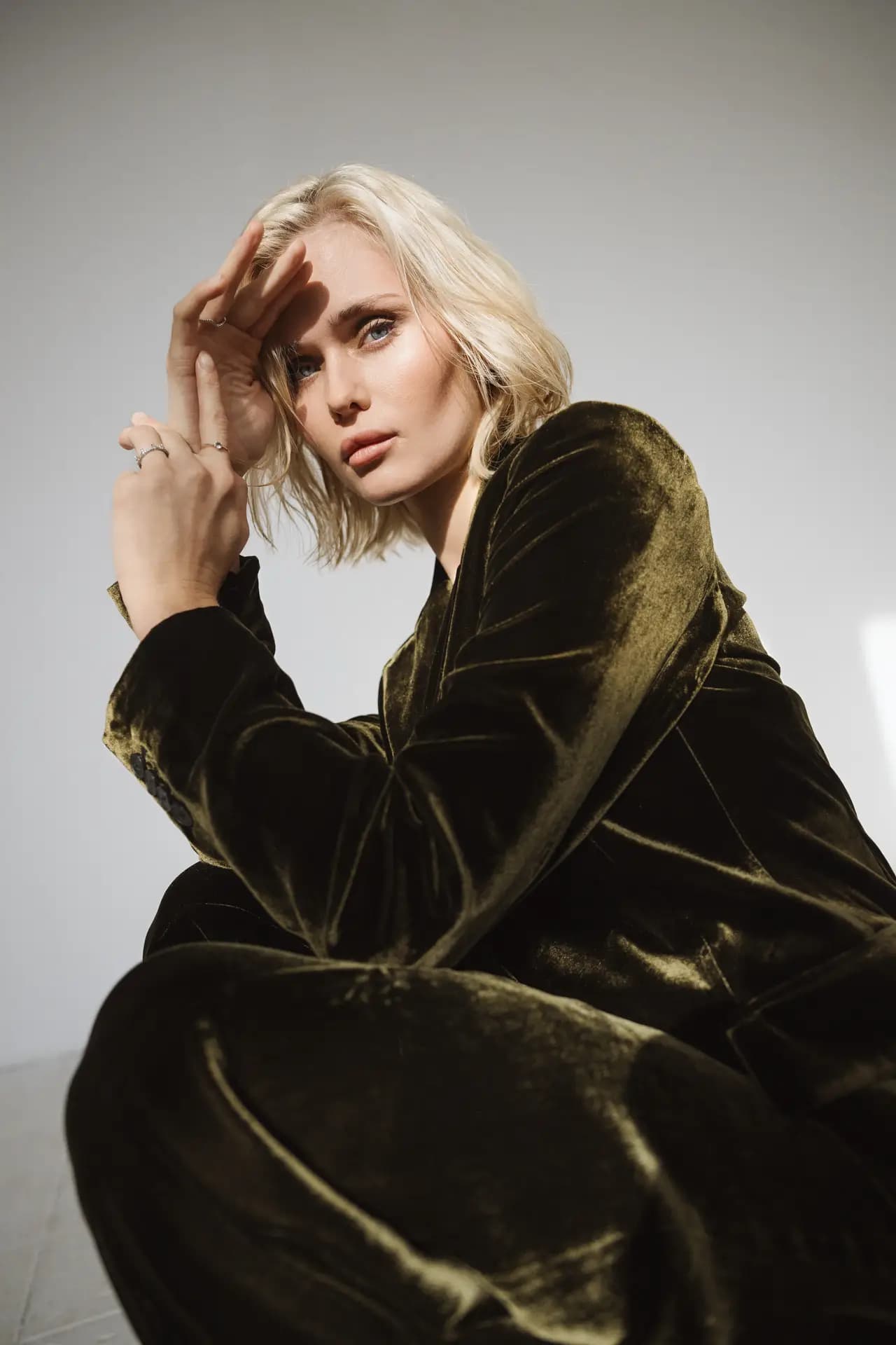 Jessie im kreativen Outfit vor Studiohintergrund Leipzig, Modefotograf Carsten Beier