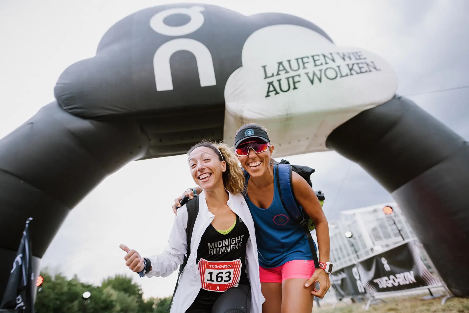 Jubelnde Teilnehmer beim ON Running Tug-O-Run Event in Berlin, Sportfotografie Carsten Beier