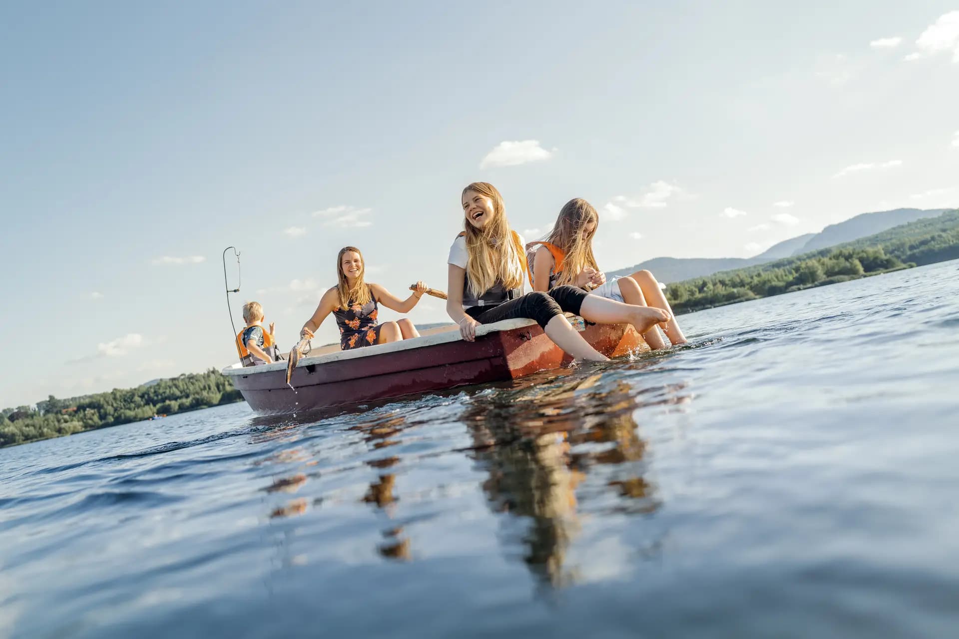 Kinder beim Balancieren auf Baumstämmen im Wald Sachsens – Fotografie von Carsten Beier